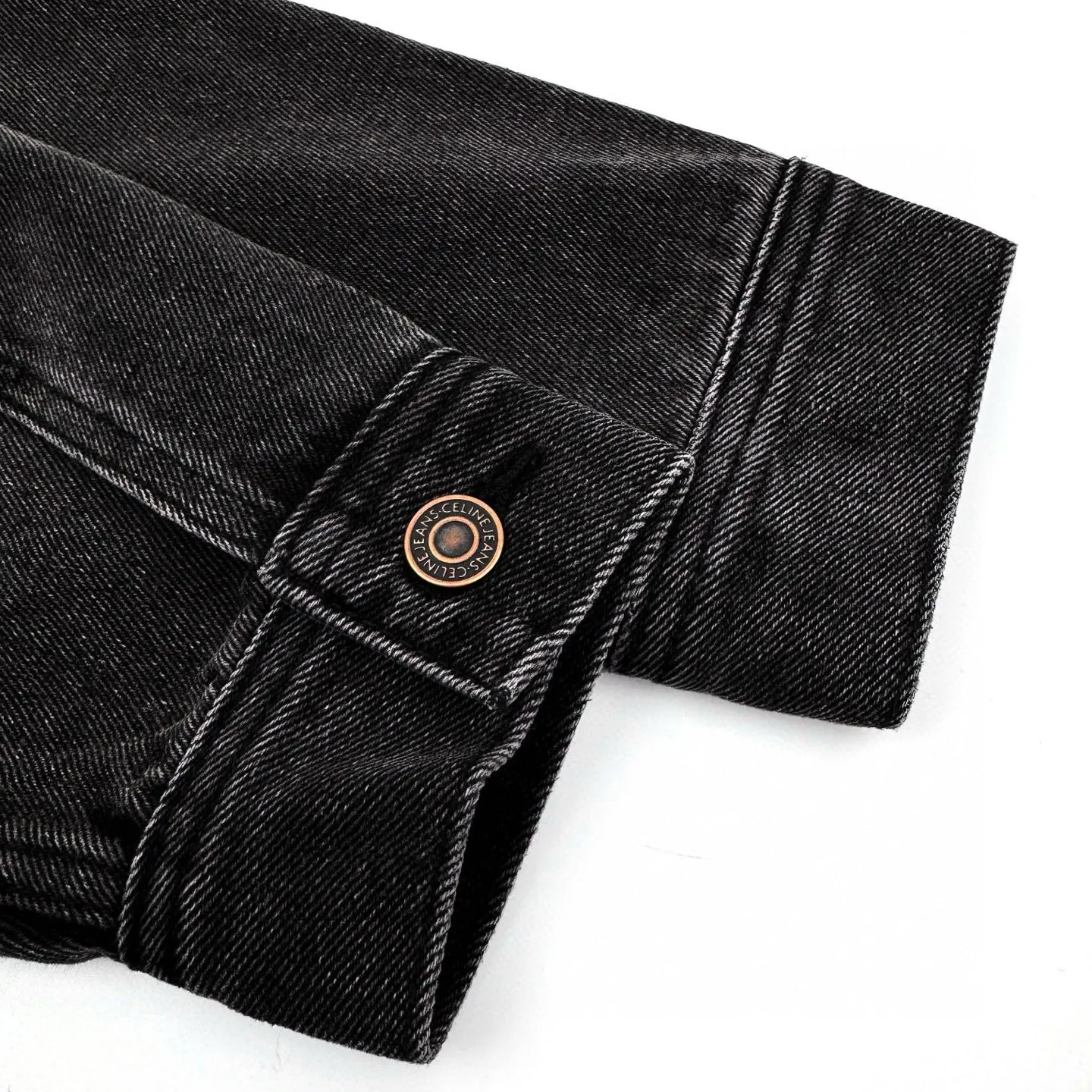 🅿️560 [Exclusive supply] Celine 24FW hooded denim jacket (black). The original purchase is 14,500 and developed. The fabric is made of customized high-density cotton twill denim. It is full of texture and comfortable to the skin. It is painted in classic retro black and is full of natural purity and simplicity. The front panel is simple and neat in clean fit style. The Celine mark is on the hood. It is not noisy but has its own sound. The original charm of the denim jacket is outlined with clean and neat lines. The charm of simplicity and the charm of versatility. The whole garment is washed with medium filtration. A special solution is used to remove stains and slight fading. Then it is washed with snowflakes. It is faded by strong washing methods to make the color more uniform. Complex workmanship and high loss; pure manual high-elastic offset printing technology. Every coloring. Every press. After repeated pulling, the original shape and color are still maintained during washing and other processes. It can better reflect the craftsman's exquisite skills and control of details. The entire garment is sewn using an embedded clamping machine. The embedded clamping machine can control the distance between the double needles by changing the needle position to achieve seamless, smooth and tidy splicing. Size:S-M-L-XL