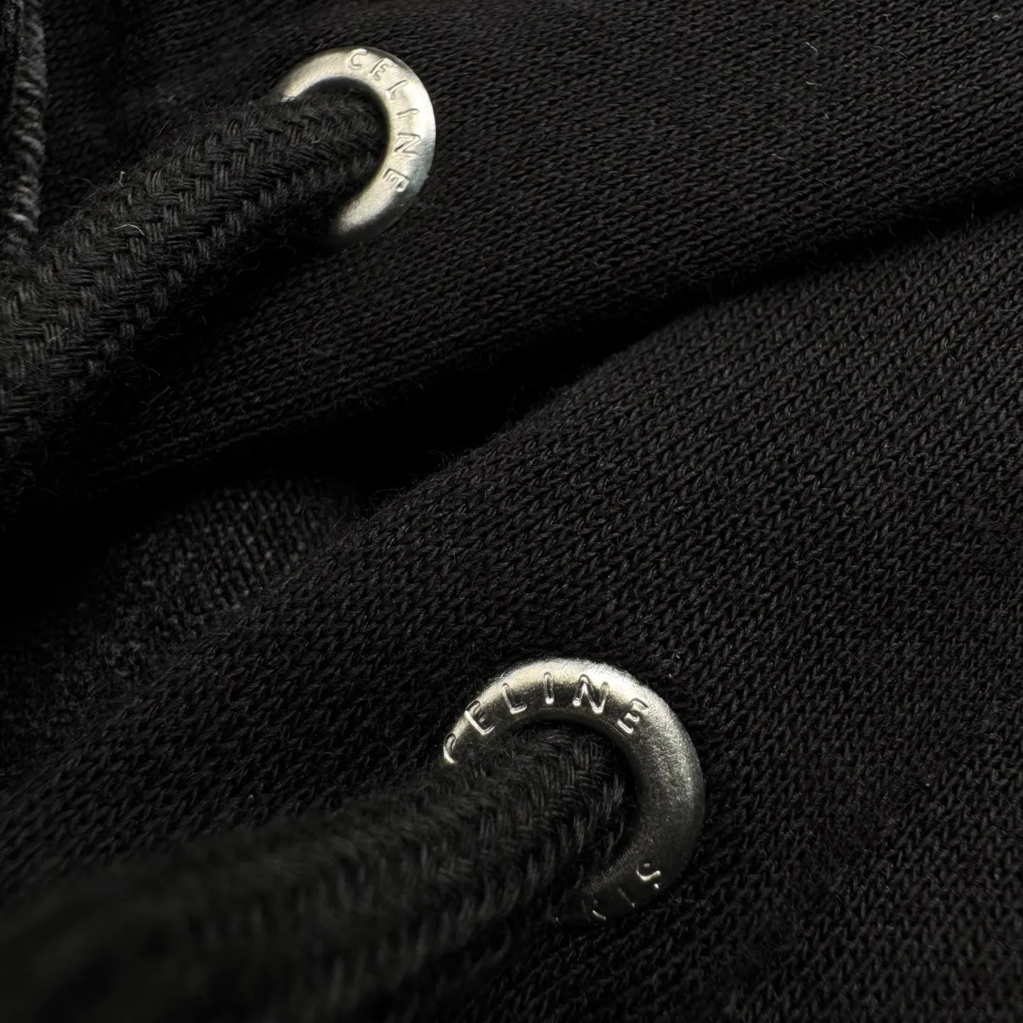 🅿️560 [Exclusive supply] Celine 24FW hooded denim jacket (black). The original purchase is 14,500 and developed. The fabric is made of customized high-density cotton twill denim. It is full of texture and comfortable to the skin. It is painted in classic retro black and is full of natural purity and simplicity. The front panel is simple and neat in clean fit style. The Celine mark is on the hood. It is not noisy but has its own sound. The original charm of the denim jacket is outlined with clean and neat lines. The charm of simplicity and the charm of versatility. The whole garment is washed with medium filtration. A special solution is used to remove stains and slight fading. Then it is washed with snowflakes. It is faded by strong washing methods to make the color more uniform. Complex workmanship and high loss; pure manual high-elastic offset printing technology. Every coloring. Every press. After repeated pulling, the original shape and color are still maintained during washing and other processes. It can better reflect the craftsman's exquisite skills and control of details. The entire garment is sewn using an embedded clamping machine. The embedded clamping machine can control the distance between the double needles by changing the needle position to achieve seamless, smooth and tidy splicing. Size:S-M-L-XL