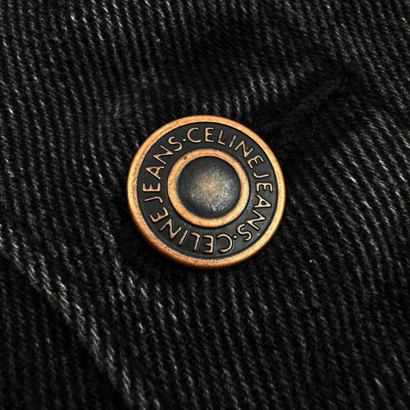 🅿️560 [Exclusive supply] Celine 24FW hooded denim jacket (black). The original purchase is 14,500 and developed. The fabric is made of customized high-density cotton twill denim. It is full of texture and comfortable to the skin. It is painted in classic retro black and is full of natural purity and simplicity. The front panel is simple and neat in clean fit style. The Celine mark is on the hood. It is not noisy but has its own sound. The original charm of the denim jacket is outlined with clean and neat lines. The charm of simplicity and the charm of versatility. The whole garment is washed with medium filtration. A special solution is used to remove stains and slight fading. Then it is washed with snowflakes. It is faded by strong washing methods to make the color more uniform. Complex workmanship and high loss; pure manual high-elastic offset printing technology. Every coloring. Every press. After repeated pulling, the original shape and color are still maintained during washing and other processes. It can better reflect the craftsman's exquisite skills and control of details. The entire garment is sewn using an embedded clamping machine. The embedded clamping machine can control the distance between the double needles by changing the needle position to achieve seamless, smooth and tidy splicing. Size:S-M-L-XL