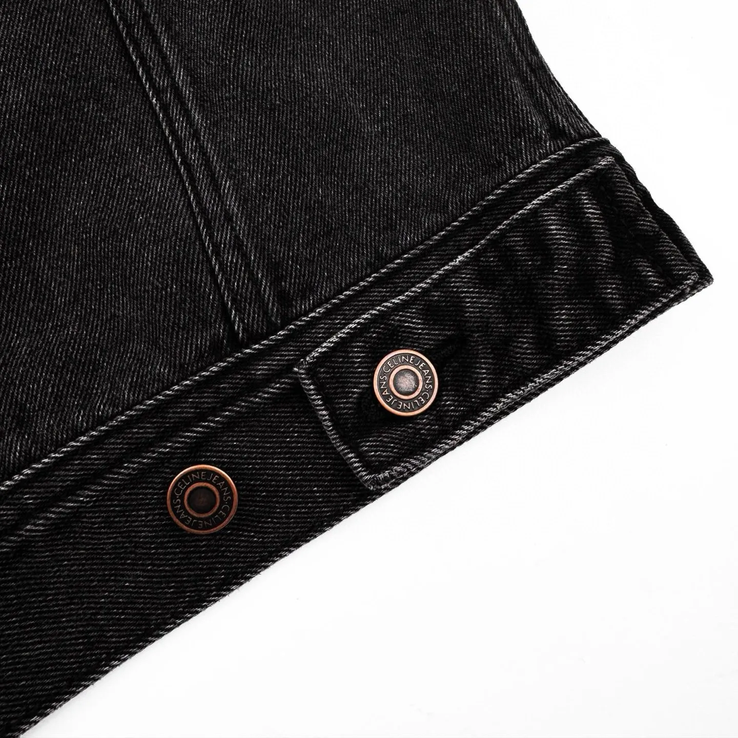 🅿️560 [Exclusive supply] Celine 24FW hooded denim jacket (black). The original purchase is 14,500 and developed. The fabric is made of customized high-density cotton twill denim. It is full of texture and comfortable to the skin. It is painted in classic retro black and is full of natural purity and simplicity. The front panel is simple and neat in clean fit style. The Celine mark is on the hood. It is not noisy but has its own sound. The original charm of the denim jacket is outlined with clean and neat lines. The charm of simplicity and the charm of versatility. The whole garment is washed with medium filtration. A special solution is used to remove stains and slight fading. Then it is washed with snowflakes. It is faded by strong washing methods to make the color more uniform. Complex workmanship and high loss; pure manual high-elastic offset printing technology. Every coloring. Every press. After repeated pulling, the original shape and color are still maintained during washing and other processes. It can better reflect the craftsman's exquisite skills and control of details. The entire garment is sewn using an embedded clamping machine. The embedded clamping machine can control the distance between the double needles by changing the needle position to achieve seamless, smooth and tidy splicing. Size:S-M-L-XL