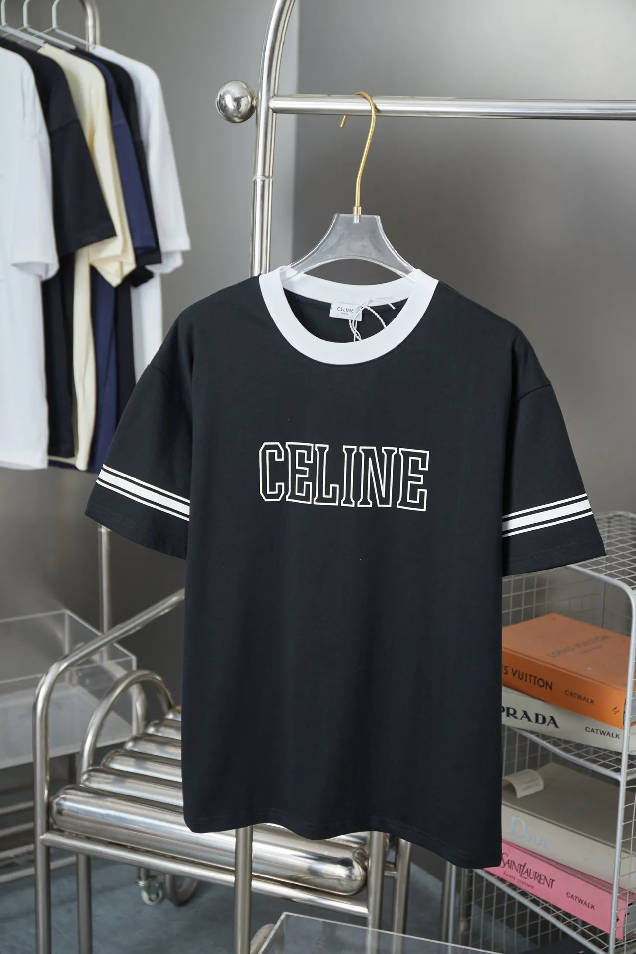 🅿️180 CELIN* 25SS early spring new style, letter printed short sleeves, light luxury, a must-have item for daily commuting for men and women, correct version, welcome to compare, detailed features · 320g 100% pure cotton double yarn jersey fabric · Custom dyed in the same cylinder, special thickened 32 count double-strand 1X1 thread · Classic letter logo printing on the front. Sleeve splicing webbing design. Collar contrasting threads · Double-needle sewing and cross-seam technology · Original main mark, washed tag, brand moisture-proof paper packaging Color: black/white Size: S/M/L/XL