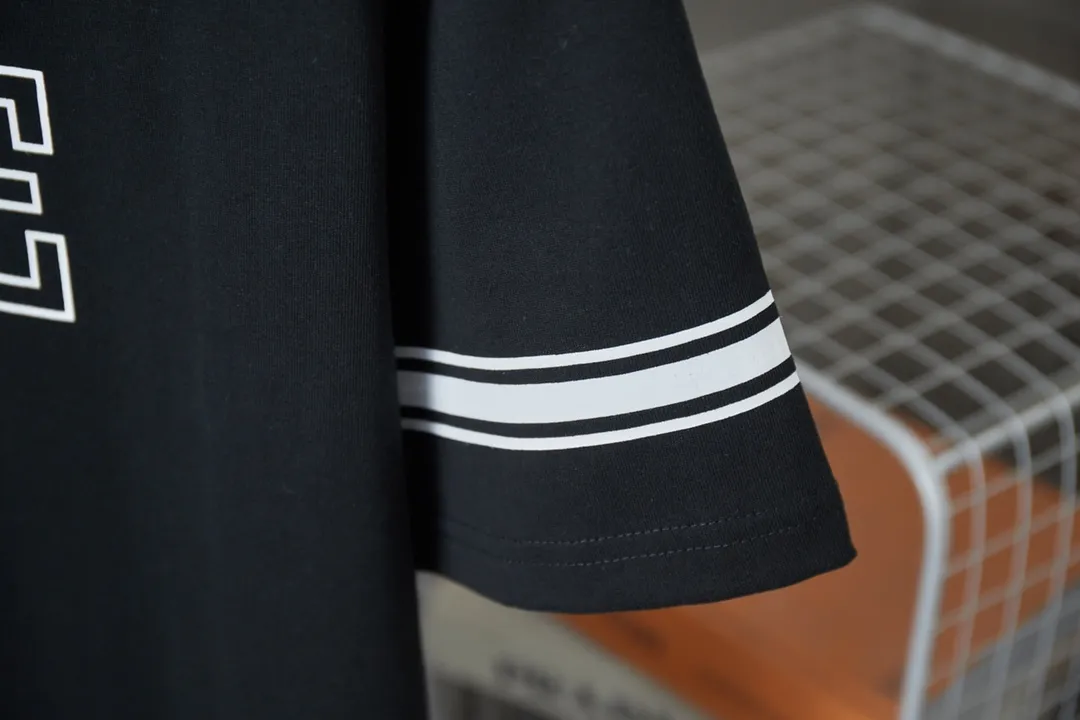 🅿️180 CELIN* 25SS early spring new style, letter printed short sleeves, light luxury, a must-have item for daily commuting for men and women, correct version, welcome to compare, detailed features · 320g 100% pure cotton double yarn jersey fabric · Custom dyed in the same cylinder, special thickened 32 count double-strand 1X1 thread · Classic letter logo printing on the front. Sleeve splicing webbing design. Collar contrasting threads · Double-needle sewing and cross-seam technology · Original main mark, washed tag, brand moisture-proof paper packaging Color: black/white Size: S/M/L/XL