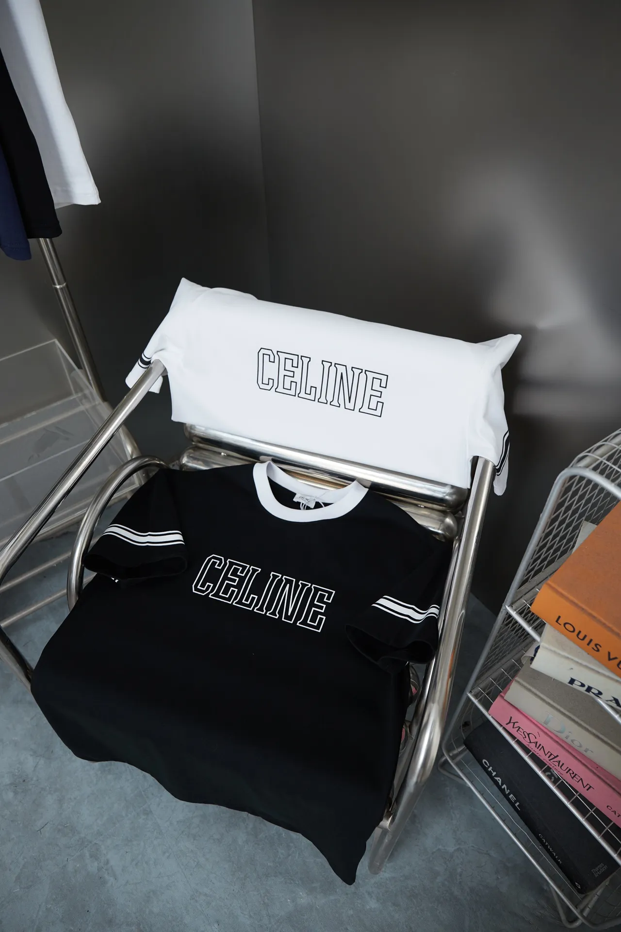 🅿️180 CELIN* 25SS early spring new style, letter printed short sleeves, light luxury, a must-have item for daily commuting for men and women, correct version, welcome to compare, detailed features · 320g 100% pure cotton double yarn jersey fabric · Custom dyed in the same cylinder, special thickened 32 count double-strand 1X1 thread · Classic letter logo printing on the front. Sleeve splicing webbing design. Collar contrasting threads · Double-needle sewing and cross-seam technology · Original main mark, washed tag, brand moisture-proof paper packaging Color: black/white Size: S/M/L/XL