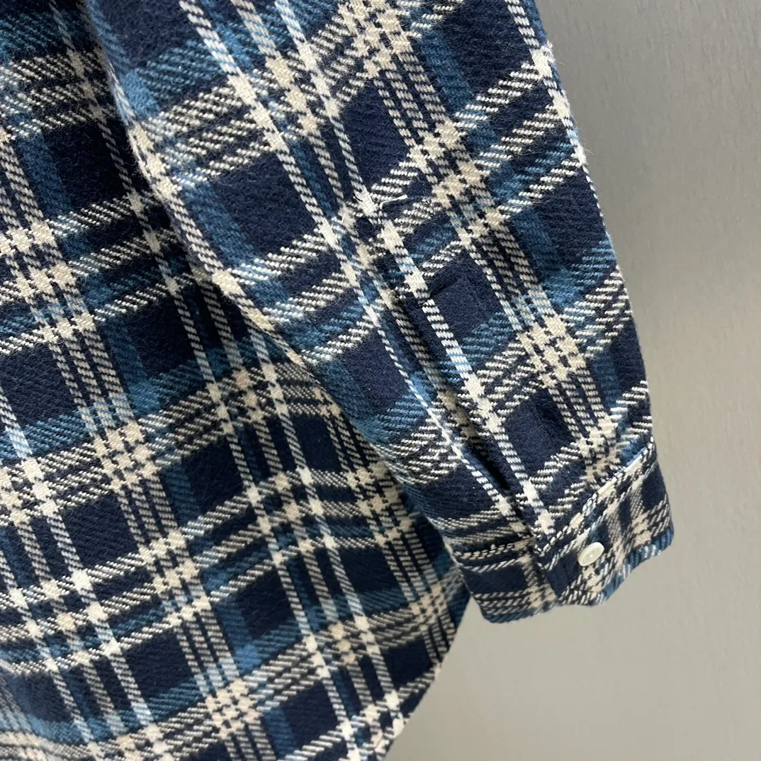 🅿️450 🧧CE Plaid Cotton Short Jacket SIZE: 36-42 100% cotton oversized coat collar Button cuffs 1 chest pocket 7 buttons engraved with CELINE 1 button with CELINE engraved on the cuffs Arc hem