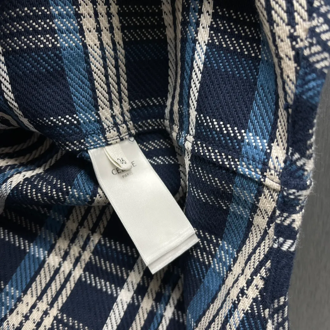 🅿️450 🧧CE Plaid Cotton Short Jacket SIZE: 36-42 100% cotton oversized coat collar Button cuffs 1 chest pocket 7 buttons engraved with CELINE 1 button with CELINE engraved on the cuffs Arc hem
