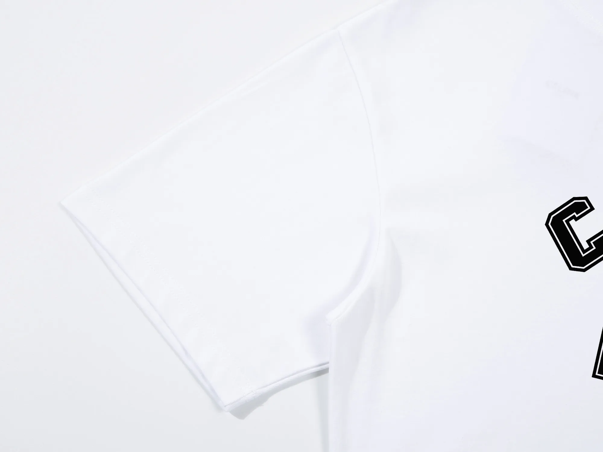 🅿️170 Celin printed letters‼ ️Short-sleeved T-shirt® *Customized 280g cotton fabric, the fabric is soft, skin-friendly and comfortable *Laminated letter logo on the front *A very simple and elegant one that is unparalleled in terms of upper body comfort, interpreting your luxury and taste, and creating your fashionable charm. ⚠️Washing method: It is recommended to dry clean or wrap the reverse side in a laundry bag and machine wash it quickly in cold water and let it dry naturally! ⚠️ Unisex style 𝐂𝐎𝐋𝐎𝐔𝐑: White Black 𝐒𝐈𝐙𝐄: S-XL