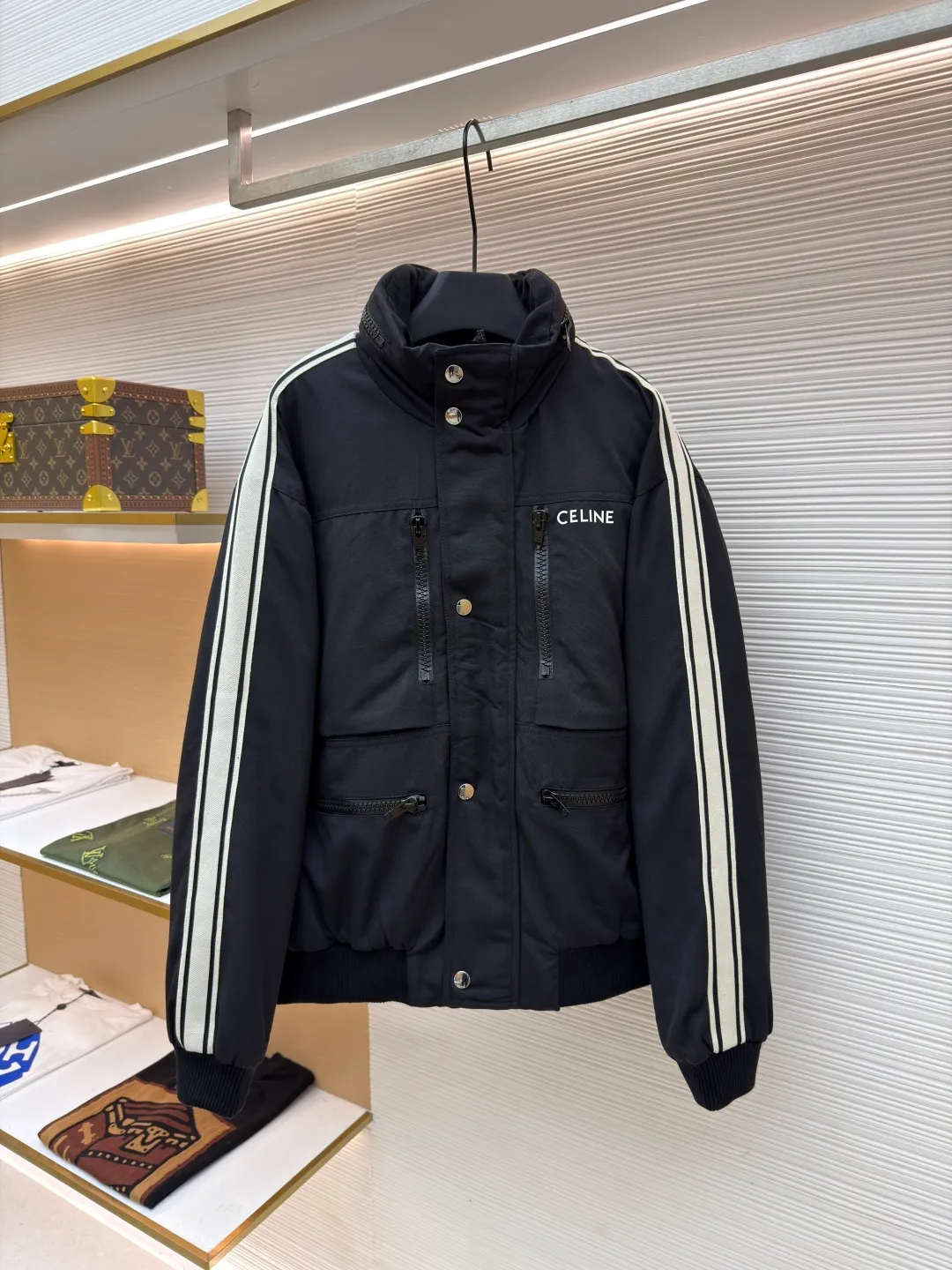 Celine ski quilted jacket ●Original version: purchased and developed by 25817 ●Item number: 1681022-D05 ●Fabric: outer: nylon inner: lamb plush fabric ●Technology: latex production ●Version: fitted version ●Weight: about 1255 grams ●Size: 48-50-52 ●Description: The fabric is made of 480D×500D waterproof, anti-velvet and anti-static nylon material. The lining is made of 300 plain silk cotton material. Customized double-layer anti-velvet 80g cotton 7×7 grid. Customized lamb plush collar lining. Customized cuffs. Hem threads. The printing uses latex technology. Customized shoulder sleeve webbing. Customized placket. 10# zipper. Customized chest bag 10# zipper. Customized lower pocket 10# zipper. Customized hat bag 10# zipper. Customized double-hole buckle. Customized 17mm engraved four-button buckle. Customized 2mm round scarf 80cm. Customized accessories. The overall wiring is straight and delicate, the fabric is comfortable and soft, and the color is consistent without color difference. It can be matched with the same style to create a fashionable look, and can be used in various occasions. Customized accessories, complete with three standards, same style for men and women!