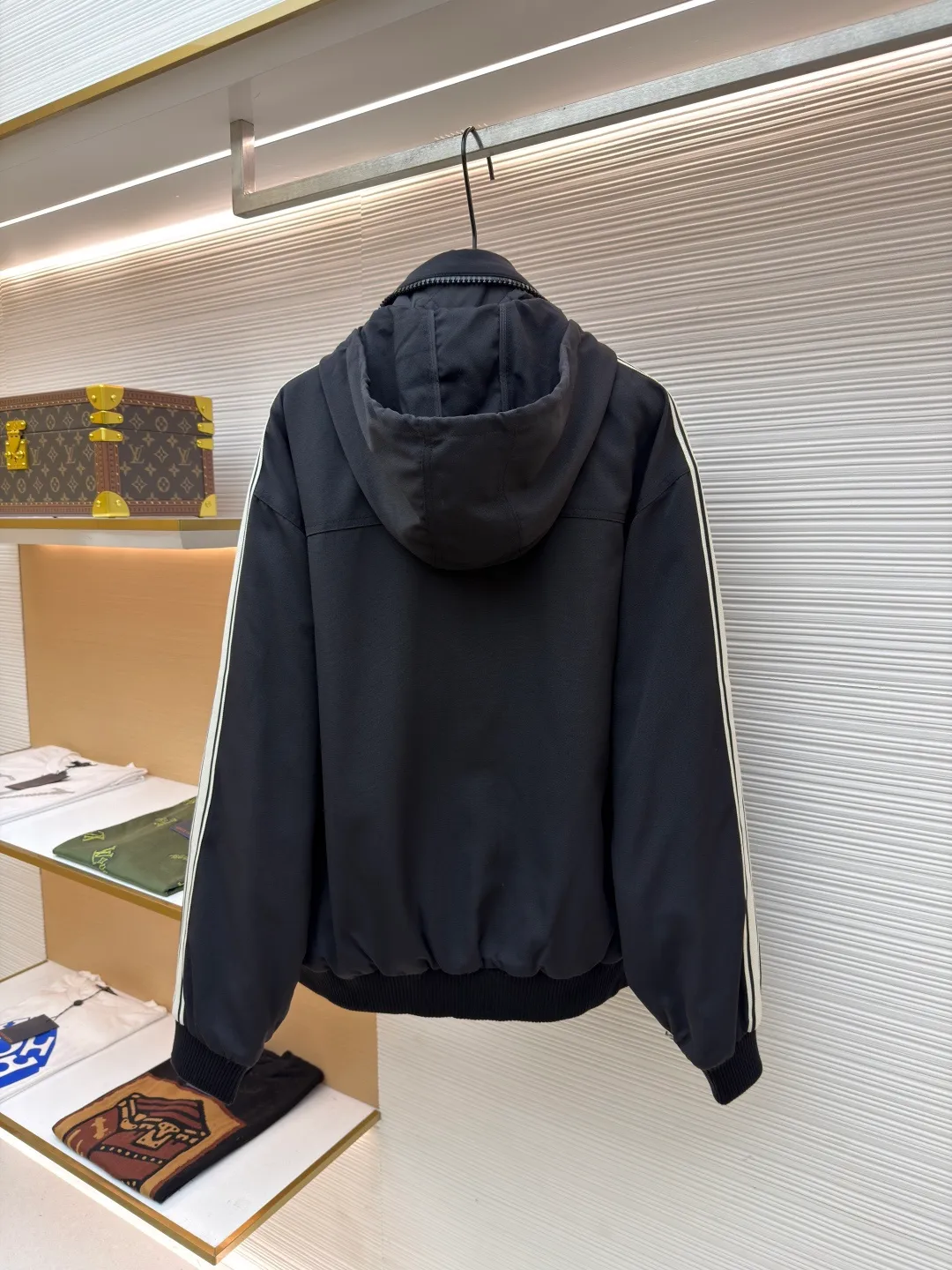 Celine ski quilted jacket ●Original version: purchased and developed by 25817 ●Item number: 1681022-D05 ●Fabric: outer: nylon inner: lamb plush fabric ●Technology: latex production ●Version: fitted version ●Weight: about 1255 grams ●Size: 48-50-52 ●Description: The fabric is made of 480D×500D waterproof, anti-velvet and anti-static nylon material. The lining is made of 300 plain silk cotton material. Customized double-layer anti-velvet 80g cotton 7×7 grid. Customized lamb plush collar lining. Customized cuffs. Hem threads. The printing uses latex technology. Customized shoulder sleeve webbing. Customized placket. 10# zipper. Customized chest bag 10# zipper. Customized lower pocket 10# zipper. Customized hat bag 10# zipper. Customized double-hole buckle. Customized 17mm engraved four-button buckle. Customized 2mm round scarf 80cm. Customized accessories. The overall wiring is straight and delicate, the fabric is comfortable and soft, and the color is consistent without color difference. It can be matched with the same style to create a fashionable look, and can be used in various occasions. Customized accessories, complete with three standards, same style for men and women!