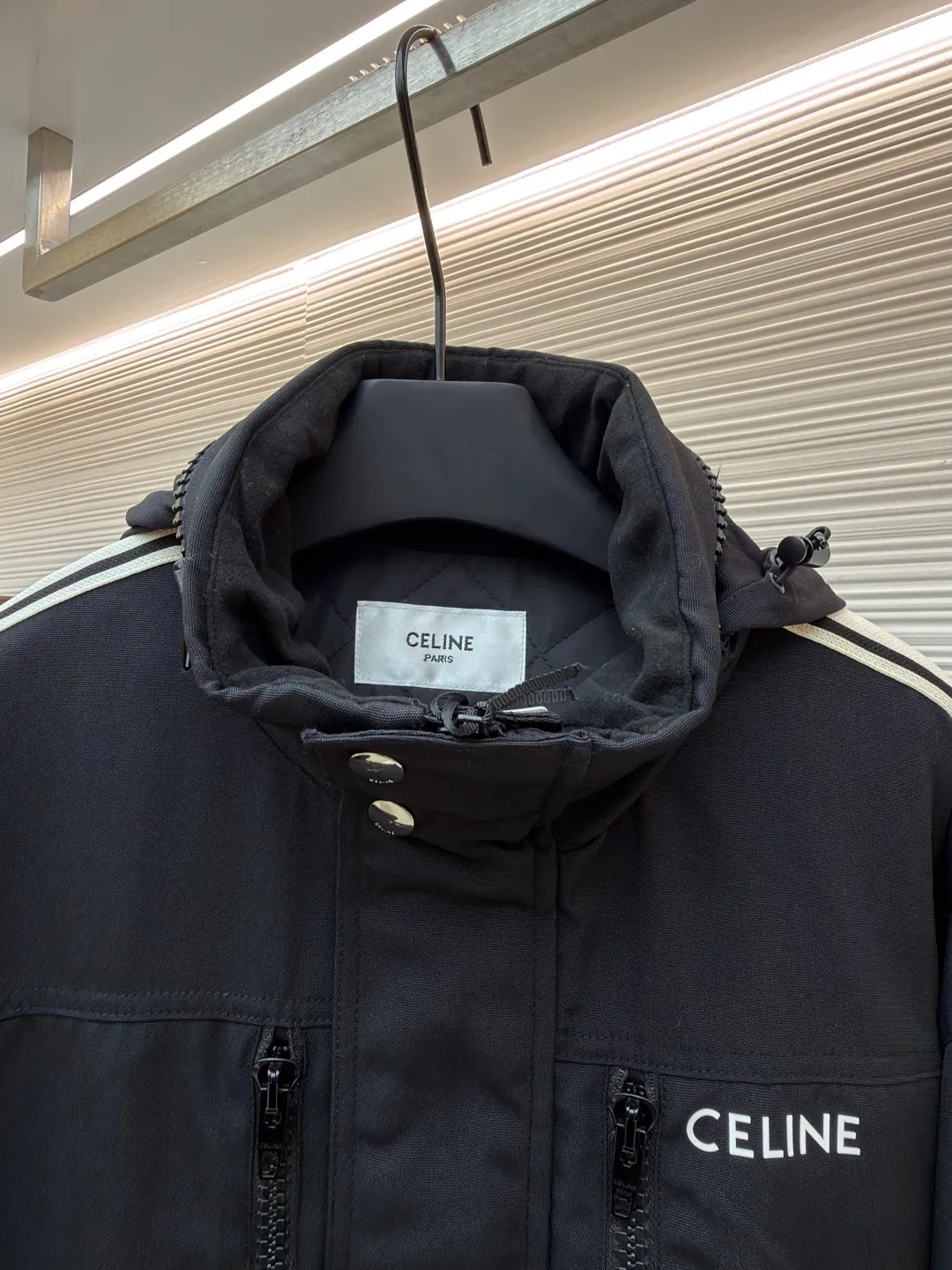 Celine ski quilted jacket ●Original version: purchased and developed by 25817 ●Item number: 1681022-D05 ●Fabric: outer: nylon inner: lamb plush fabric ●Technology: latex production ●Version: fitted version ●Weight: about 1255 grams ●Size: 48-50-52 ●Description: The fabric is made of 480D×500D waterproof, anti-velvet and anti-static nylon material. The lining is made of 300 plain silk cotton material. Customized double-layer anti-velvet 80g cotton 7×7 grid. Customized lamb plush collar lining. Customized cuffs. Hem threads. The printing uses latex technology. Customized shoulder sleeve webbing. Customized placket. 10# zipper. Customized chest bag 10# zipper. Customized lower pocket 10# zipper. Customized hat bag 10# zipper. Customized double-hole buckle. Customized 17mm engraved four-button buckle. Customized 2mm round scarf 80cm. Customized accessories. The overall wiring is straight and delicate, the fabric is comfortable and soft, and the color is consistent without color difference. It can be matched with the same style to create a fashionable look, and can be used in various occasions. Customized accessories, complete with three standards, same style for men and women!