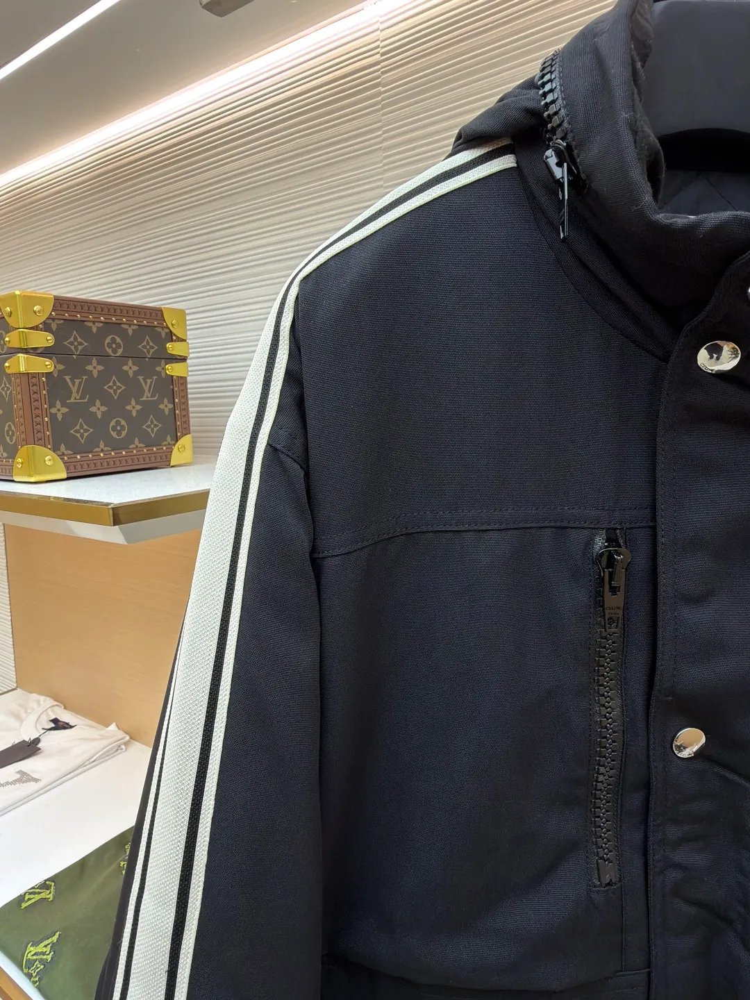 Celine ski quilted jacket ●Original version: purchased and developed by 25817 ●Item number: 1681022-D05 ●Fabric: outer: nylon inner: lamb plush fabric ●Technology: latex production ●Version: fitted version ●Weight: about 1255 grams ●Size: 48-50-52 ●Description: The fabric is made of 480D×500D waterproof, anti-velvet and anti-static nylon material. The lining is made of 300 plain silk cotton material. Customized double-layer anti-velvet 80g cotton 7×7 grid. Customized lamb plush collar lining. Customized cuffs. Hem threads. The printing uses latex technology. Customized shoulder sleeve webbing. Customized placket. 10# zipper. Customized chest bag 10# zipper. Customized lower pocket 10# zipper. Customized hat bag 10# zipper. Customized double-hole buckle. Customized 17mm engraved four-button buckle. Customized 2mm round scarf 80cm. Customized accessories. The overall wiring is straight and delicate, the fabric is comfortable and soft, and the color is consistent without color difference. It can be matched with the same style to create a fashionable look, and can be used in various occasions. Customized accessories, complete with three standards, same style for men and women!
