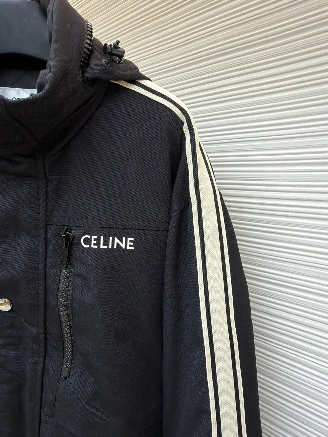 Celine ski quilted jacket ●Original version: purchased and developed by 25817 ●Item number: 1681022-D05 ●Fabric: outer: nylon inner: lamb plush fabric ●Technology: latex production ●Version: fitted version ●Weight: about 1255 grams ●Size: 48-50-52 ●Description: The fabric is made of 480D×500D waterproof, anti-velvet and anti-static nylon material. The lining is made of 300 plain silk cotton material. Customized double-layer anti-velvet 80g cotton 7×7 grid. Customized lamb plush collar lining. Customized cuffs. Hem threads. The printing uses latex technology. Customized shoulder sleeve webbing. Customized placket. 10# zipper. Customized chest bag 10# zipper. Customized lower pocket 10# zipper. Customized hat bag 10# zipper. Customized double-hole buckle. Customized 17mm engraved four-button buckle. Customized 2mm round scarf 80cm. Customized accessories. The overall wiring is straight and delicate, the fabric is comfortable and soft, and the color is consistent without color difference. It can be matched with the same style to create a fashionable look, and can be used in various occasions. Customized accessories, complete with three standards, same style for men and women!