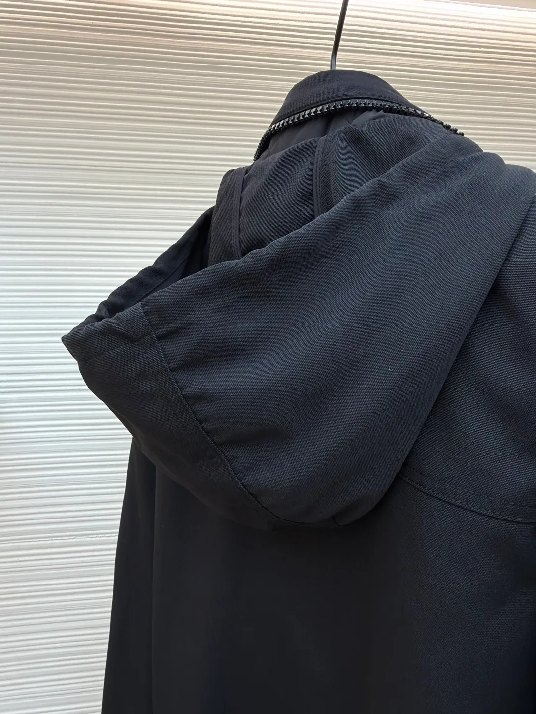 Celine ski quilted jacket ●Original version: purchased and developed by 25817 ●Item number: 1681022-D05 ●Fabric: outer: nylon inner: lamb plush fabric ●Technology: latex production ●Version: fitted version ●Weight: about 1255 grams ●Size: 48-50-52 ●Description: The fabric is made of 480D×500D waterproof, anti-velvet and anti-static nylon material. The lining is made of 300 plain silk cotton material. Customized double-layer anti-velvet 80g cotton 7×7 grid. Customized lamb plush collar lining. Customized cuffs. Hem threads. The printing uses latex technology. Customized shoulder sleeve webbing. Customized placket. 10# zipper. Customized chest bag 10# zipper. Customized lower pocket 10# zipper. Customized hat bag 10# zipper. Customized double-hole buckle. Customized 17mm engraved four-button buckle. Customized 2mm round scarf 80cm. Customized accessories. The overall wiring is straight and delicate, the fabric is comfortable and soft, and the color is consistent without color difference. It can be matched with the same style to create a fashionable look, and can be used in various occasions. Customized accessories, complete with three standards, same style for men and women!
