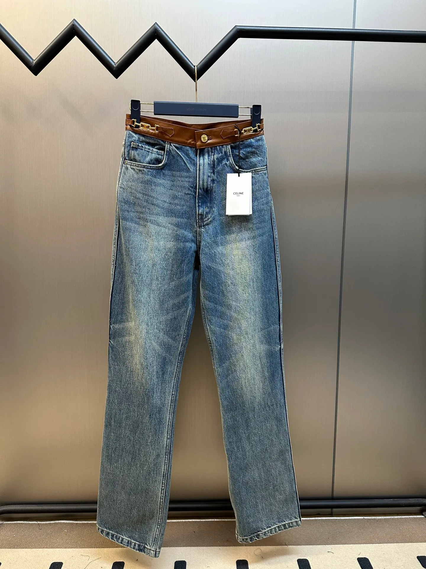 🅿️640 Celine leather-edged jeans, custom-woven and dyed Japanese denim denim fabric, 100% pure cotton yarn weaving and shipped to order. PISMO washed color with TRIOMPHE chain decoration on the waist. Leather trim size: s m l