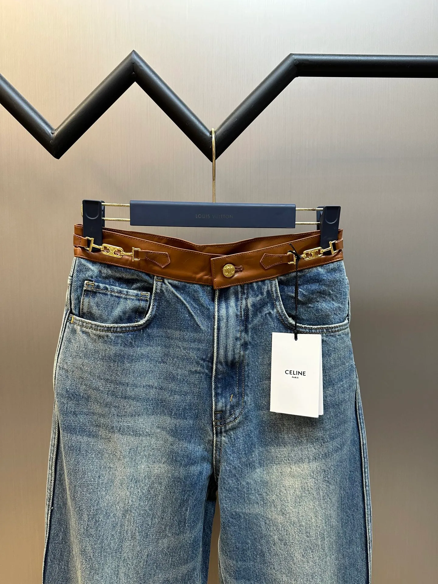🅿️640 Celine leather-edged jeans, custom-woven and dyed Japanese denim denim fabric, 100% pure cotton yarn weaving and shipped to order. PISMO washed color with TRIOMPHE chain decoration on the waist. Leather trim size: s m l
