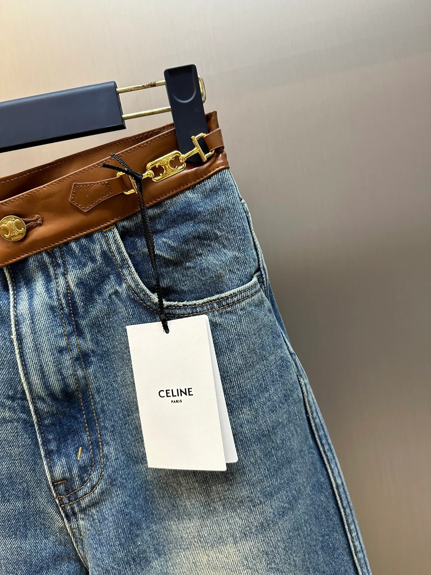 🅿️640 Celine leather-edged jeans, custom-woven and dyed Japanese denim denim fabric, 100% pure cotton yarn weaving and shipped to order. PISMO washed color with TRIOMPHE chain decoration on the waist. Leather trim size: s m l