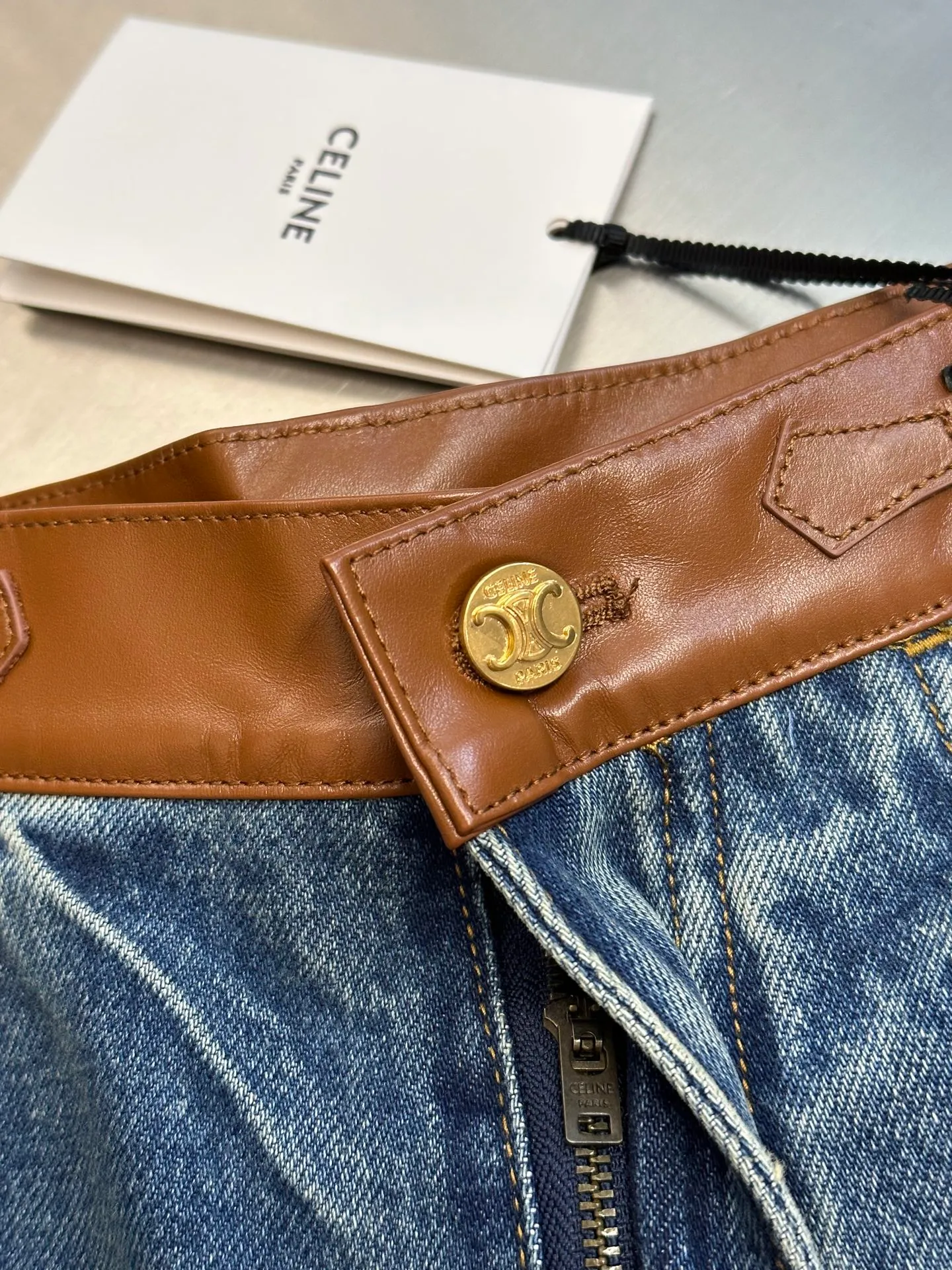 🅿️640 Celine leather-edged jeans, custom-woven and dyed Japanese denim denim fabric, 100% pure cotton yarn weaving and shipped to order. PISMO washed color with TRIOMPHE chain decoration on the waist. Leather trim size: s m l