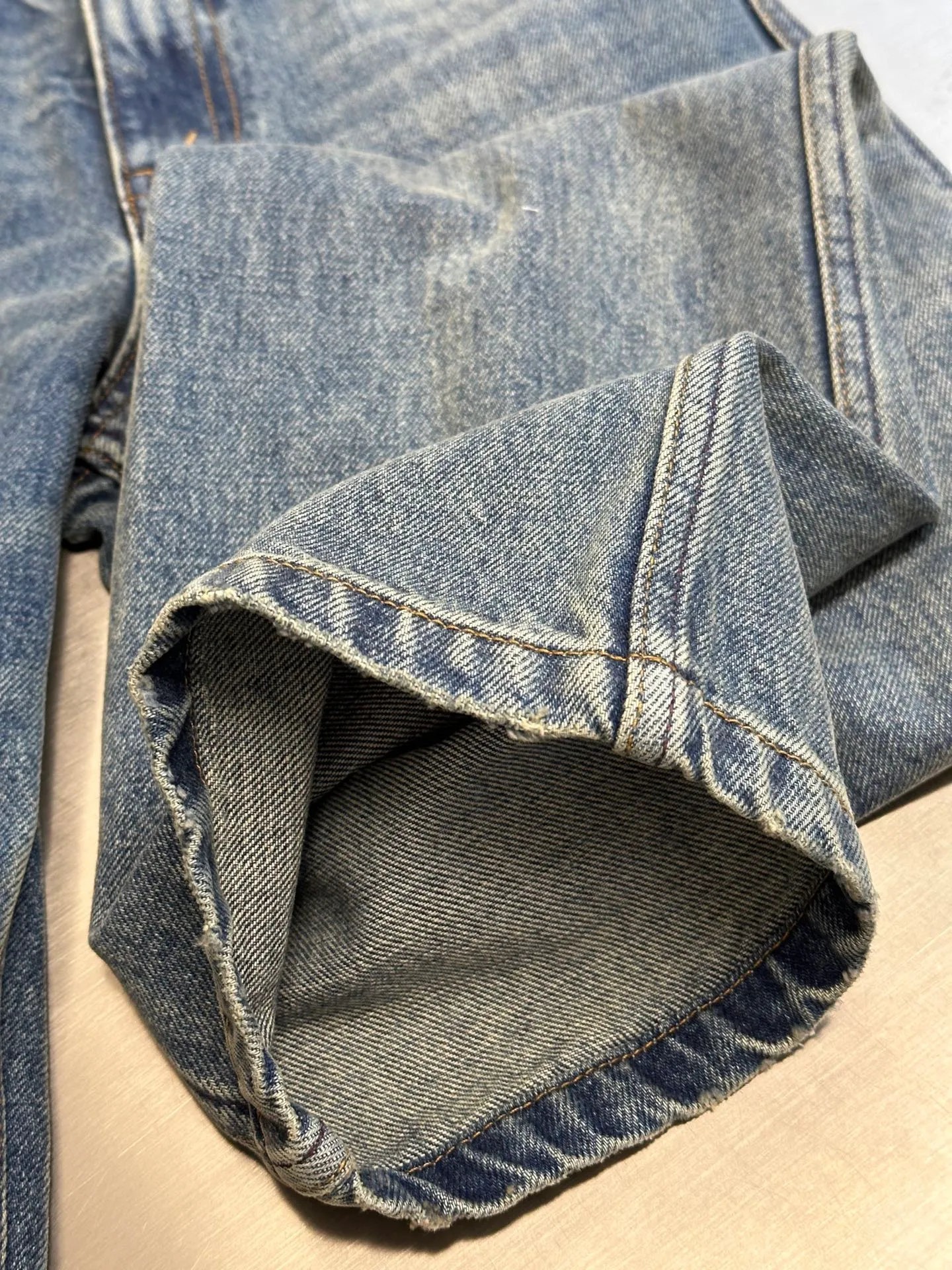 🅿️640 Celine leather-edged jeans, custom-woven and dyed Japanese denim denim fabric, 100% pure cotton yarn weaving and shipped to order. PISMO washed color with TRIOMPHE chain decoration on the waist. Leather trim size: s m l