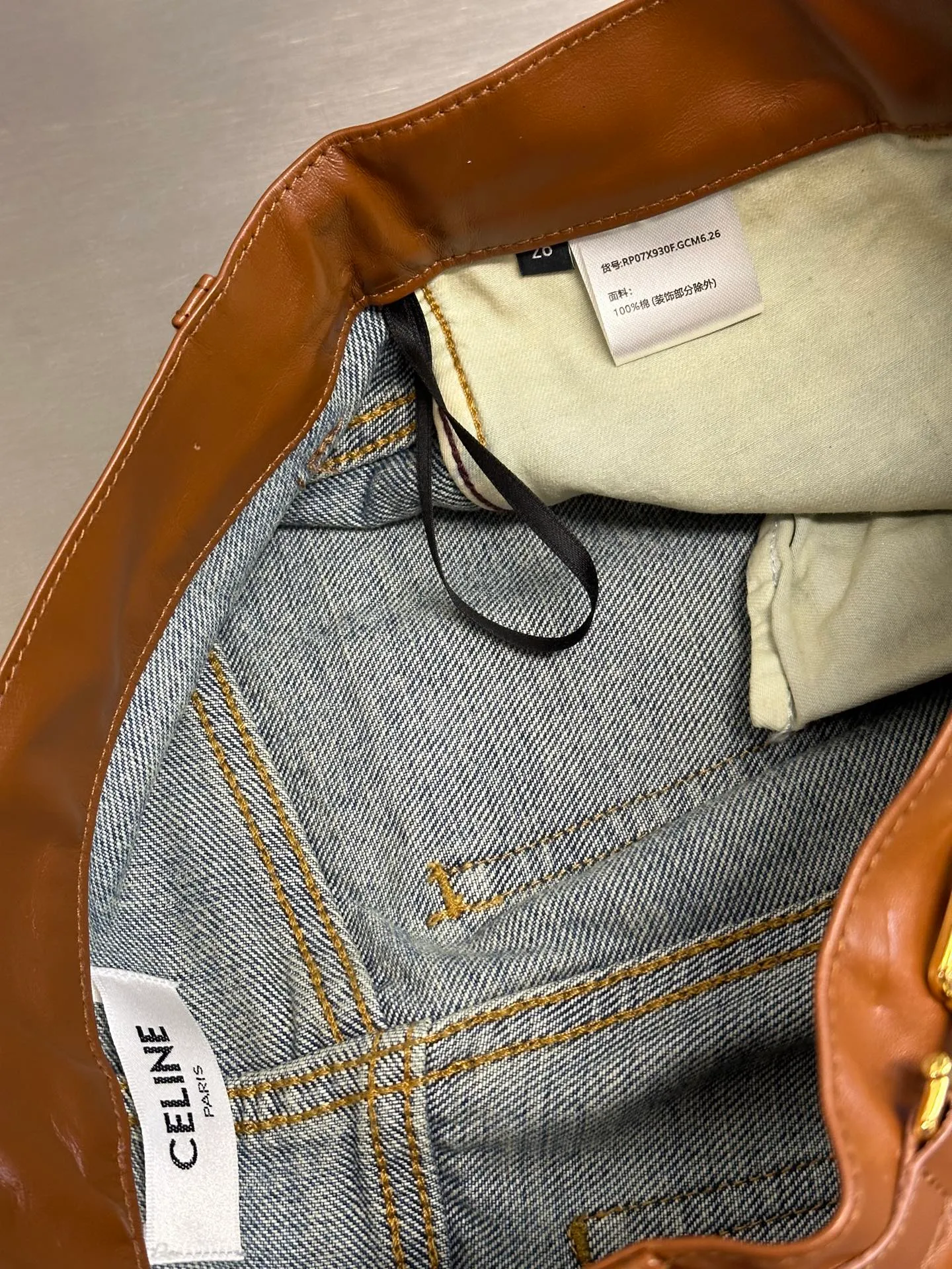 🅿️640 Celine leather-edged jeans, custom-woven and dyed Japanese denim denim fabric, 100% pure cotton yarn weaving and shipped to order. PISMO washed color with TRIOMPHE chain decoration on the waist. Leather trim size: s m l