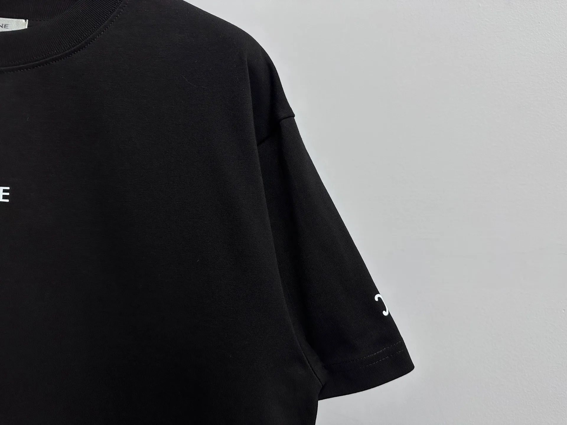 🅿️170 [CELINE] Celine letter logo printed couple's short-sleeved T-shirt. Made of high-cost 280g double-ply double-yarn pure cotton fabric. Thick and wide. Three-dimensional os tailoring. Fashionable and versatile. The same style as the Internet celebrity. Craftsmanship. Simplicity reveals a fashionable atmosphere. Same style for men and women. Original main wheat washed tag moisture-proof paper packaging👍 Color: black white Size: XS-L