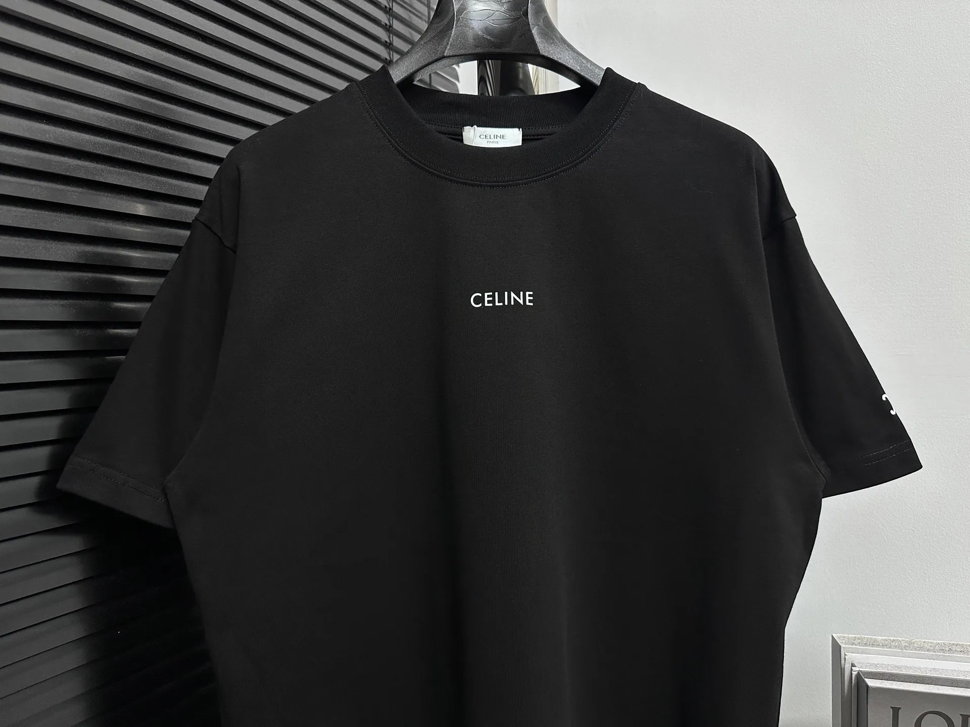 🅿️170 [CELINE] Celine letter logo printed couple's short-sleeved T-shirt. Made of high-cost 280g double-ply double-yarn pure cotton fabric. Thick and wide. Three-dimensional os tailoring. Fashionable and versatile. The same style as the Internet celebrity. Craftsmanship. Simplicity reveals a fashionable atmosphere. Same style for men and women. Original main wheat washed tag moisture-proof paper packaging👍 Color: black white Size: XS-L