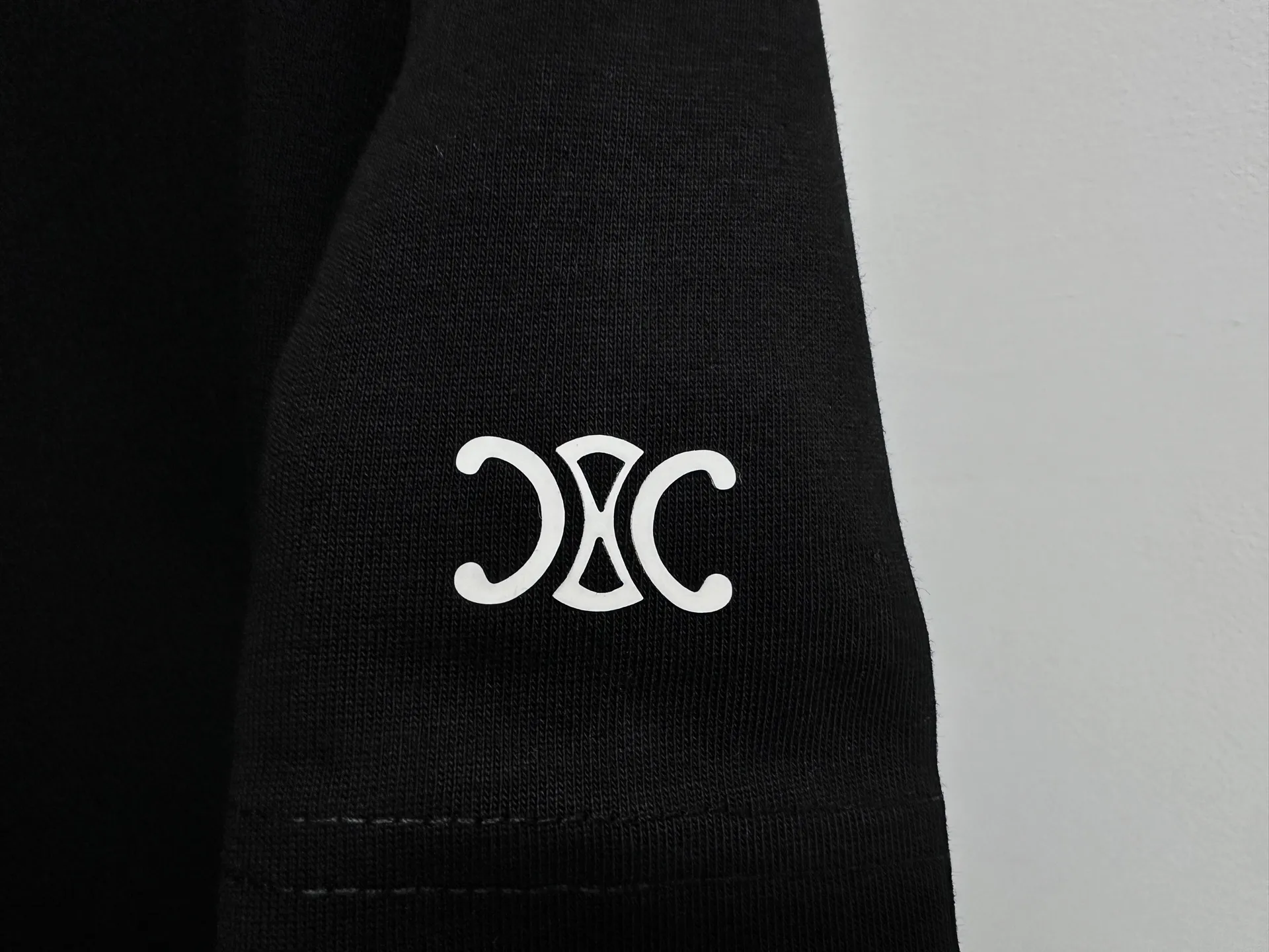 🅿️170 [CELINE] Celine letter logo printed couple's short-sleeved T-shirt. Made of high-cost 280g double-ply double-yarn pure cotton fabric. Thick and wide. Three-dimensional os tailoring. Fashionable and versatile. The same style as the Internet celebrity. Craftsmanship. Simplicity reveals a fashionable atmosphere. Same style for men and women. Original main wheat washed tag moisture-proof paper packaging👍 Color: black white Size: XS-L