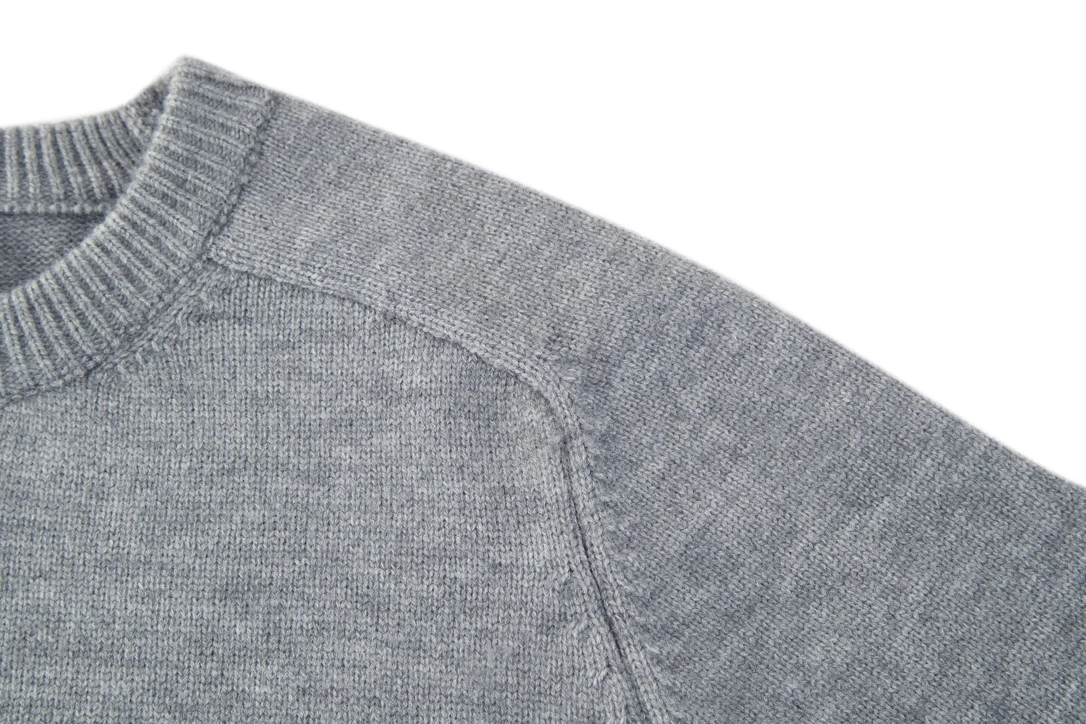 🅿️370 [Exclusive supply] Celine Arc de Triomphe embroidered logo sweater (grey). The original version was purchased and developed for 9,900. The fabric is made of 35% wool, 15% cashmere, and 50% cotton yarn. This fabric is soft and has a three-dimensional shape that won't change shape after being worn for a long time. The embroidery uses 3D three-dimensional embroidery, and the chest is embellished with the Arc de Triomphe embroidered logo. This style is machine-knitted with 7 needles, and the high-density thick stitching ensures warmth. Later process: washing and color fixation - fixed version - wool impurities. Size:S-M-L-XL