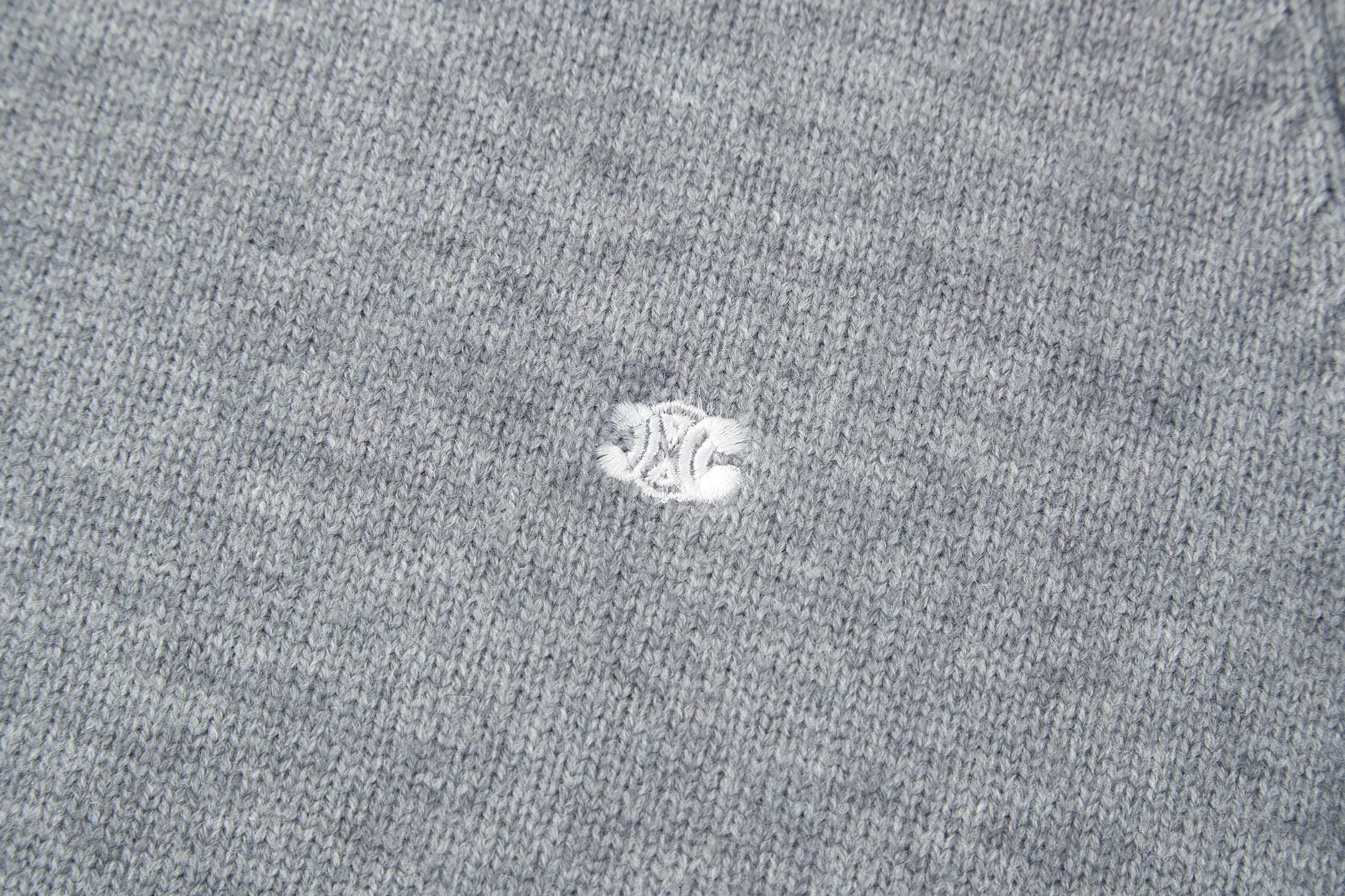 🅿️370 [Exclusive supply] Celine Arc de Triomphe embroidered logo sweater (grey). The original version was purchased and developed for 9,900. The fabric is made of 35% wool, 15% cashmere, and 50% cotton yarn. This fabric is soft and has a three-dimensional shape that won't change shape after being worn for a long time. The embroidery uses 3D three-dimensional embroidery, and the chest is embellished with the Arc de Triomphe embroidered logo. This style is machine-knitted with 7 needles, and the high-density thick stitching ensures warmth. Later process: washing and color fixation - fixed version - wool impurities. Size:S-M-L-XL