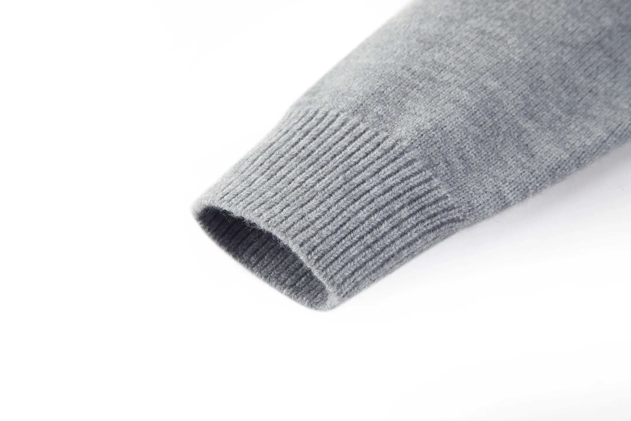 🅿️370 [Exclusive supply] Celine Arc de Triomphe embroidered logo sweater (grey). The original version was purchased and developed for 9,900. The fabric is made of 35% wool, 15% cashmere, and 50% cotton yarn. This fabric is soft and has a three-dimensional shape that won't change shape after being worn for a long time. The embroidery uses 3D three-dimensional embroidery, and the chest is embellished with the Arc de Triomphe embroidered logo. This style is machine-knitted with 7 needles, and the high-density thick stitching ensures warmth. Later process: washing and color fixation - fixed version - wool impurities. Size:S-M-L-XL