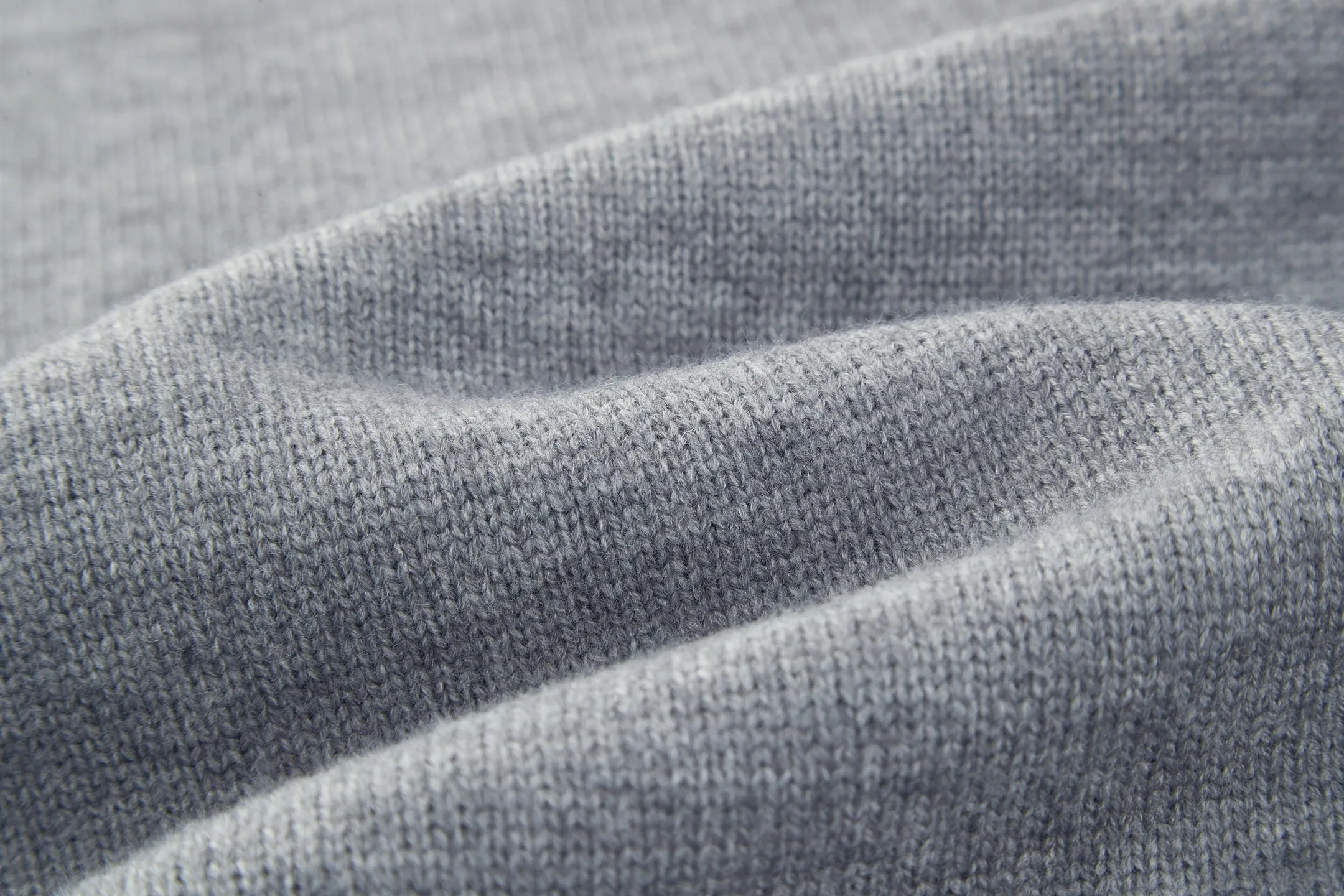 🅿️370 [Exclusive supply] Celine Arc de Triomphe embroidered logo sweater (grey). The original version was purchased and developed for 9,900. The fabric is made of 35% wool, 15% cashmere, and 50% cotton yarn. This fabric is soft and has a three-dimensional shape that won't change shape after being worn for a long time. The embroidery uses 3D three-dimensional embroidery, and the chest is embellished with the Arc de Triomphe embroidered logo. This style is machine-knitted with 7 needles, and the high-density thick stitching ensures warmth. Later process: washing and color fixation - fixed version - wool impurities. Size:S-M-L-XL