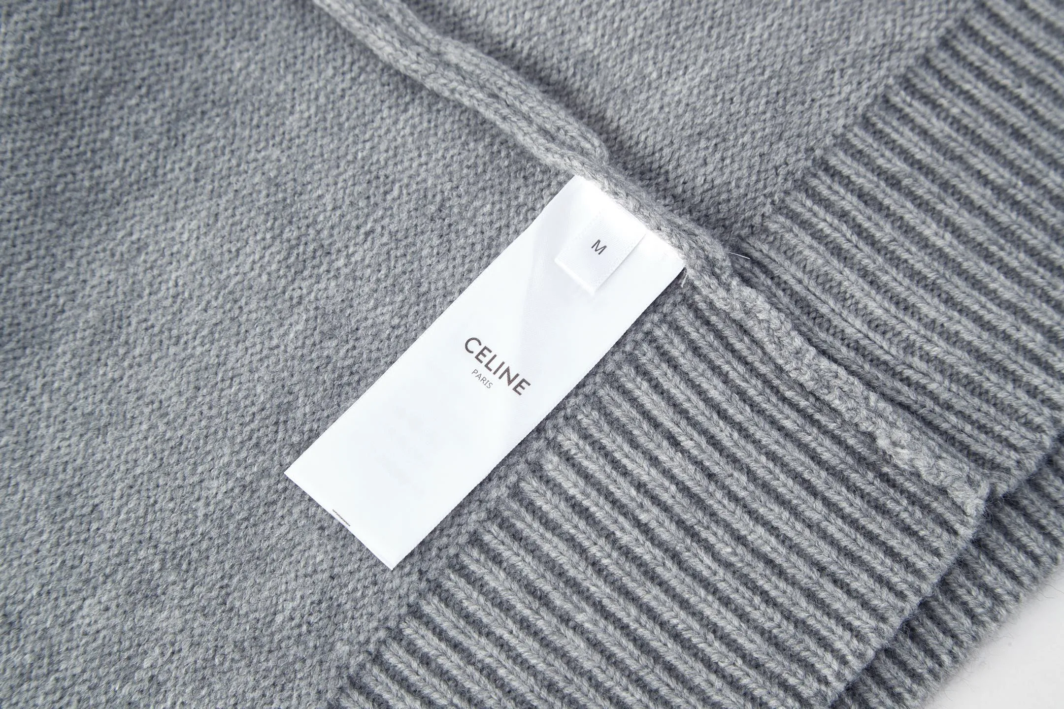 🅿️370 [Exclusive supply] Celine Arc de Triomphe embroidered logo sweater (grey). The original version was purchased and developed for 9,900. The fabric is made of 35% wool, 15% cashmere, and 50% cotton yarn. This fabric is soft and has a three-dimensional shape that won't change shape after being worn for a long time. The embroidery uses 3D three-dimensional embroidery, and the chest is embellished with the Arc de Triomphe embroidered logo. This style is machine-knitted with 7 needles, and the high-density thick stitching ensures warmth. Later process: washing and color fixation - fixed version - wool impurities. Size:S-M-L-XL