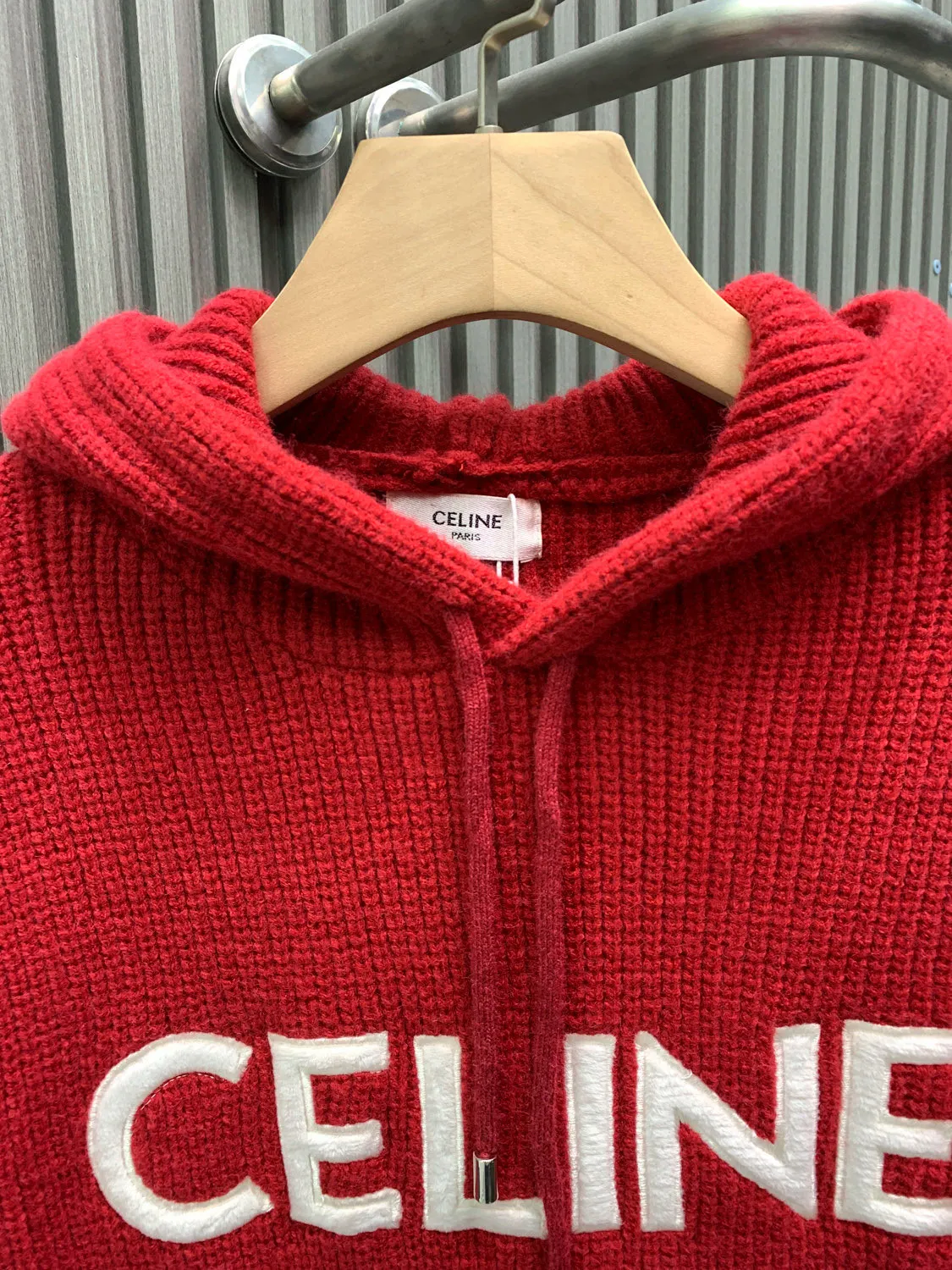 🅿️370 🀄️ Celine 25FW New Year's letter logo pullover hooded knitted sweater. Purchased from the original official website for 10500. Celine's latest autumn and winter LOGO sweater. The style is completely based on the original version. Any dress over 70cm long is the wrong version. Original 75wool 25rabbit hair. We use 50wool 20angora hair which is closest to the original. It is fluffy and skin-friendly after washing. Positive 7-needle double-ingot stitch method. Imported thickened felt cloth on the front chest is laser cut and embroidered. After embroidery, the felt must be washed with water to make it fluffy and more coordinated with the clothes. Thin felt is used for embroidery in the market.