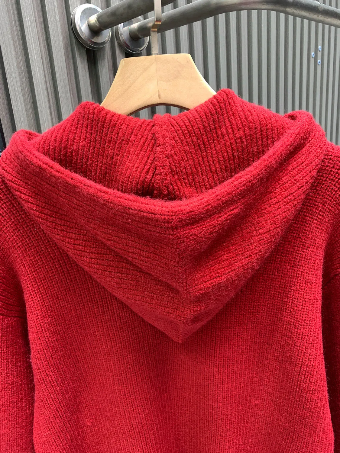 🅿️370 🀄️ Celine 25FW New Year's letter logo pullover hooded knitted sweater. Purchased from the original official website for 10500. Celine's latest autumn and winter LOGO sweater. The style is completely based on the original version. Any dress over 70cm long is the wrong version. Original 75wool 25rabbit hair. We use 50wool 20angora hair which is closest to the original. It is fluffy and skin-friendly after washing. Positive 7-needle double-ingot stitch method. Imported thickened felt cloth on the front chest is laser cut and embroidered. After embroidery, the felt must be washed with water to make it fluffy and more coordinated with the clothes. Thin felt is used for embroidery in the market.