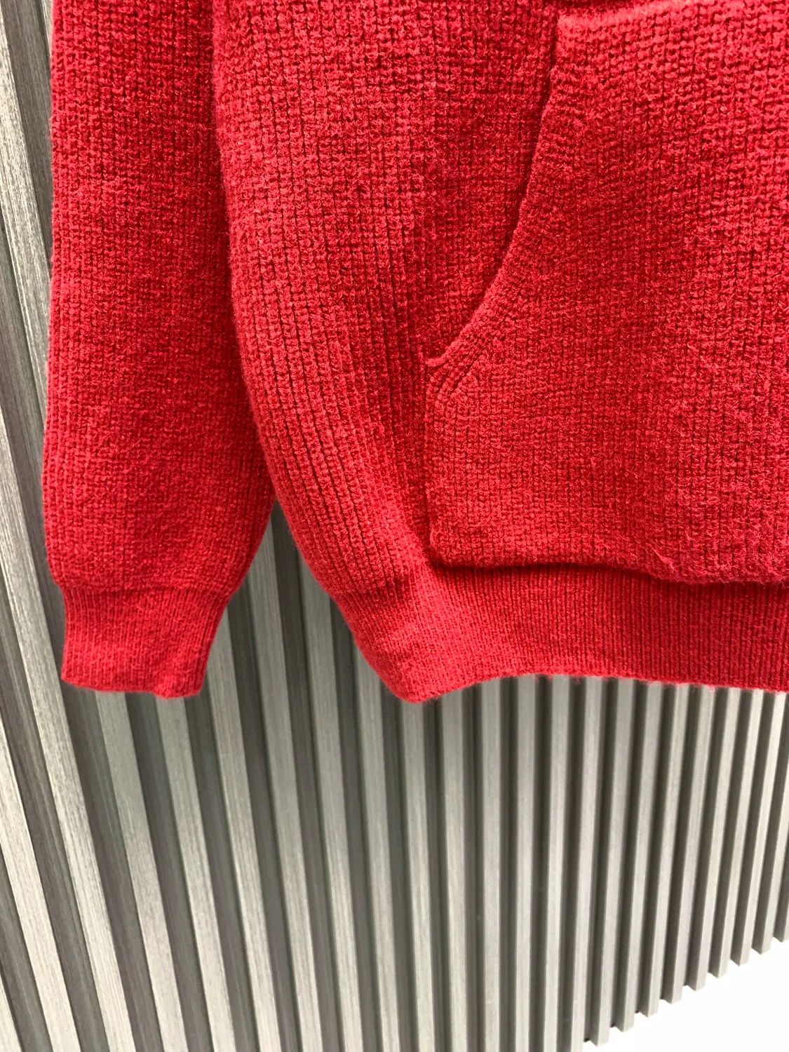 🅿️370 🀄️ Celine 25FW New Year's letter logo pullover hooded knitted sweater. Purchased from the original official website for 10500. Celine's latest autumn and winter LOGO sweater. The style is completely based on the original version. Any dress over 70cm long is the wrong version. Original 75wool 25rabbit hair. We use 50wool 20angora hair which is closest to the original. It is fluffy and skin-friendly after washing. Positive 7-needle double-ingot stitch method. Imported thickened felt cloth on the front chest is laser cut and embroidered. After embroidery, the felt must be washed with water to make it fluffy and more coordinated with the clothes. Thin felt is used for embroidery in the market.