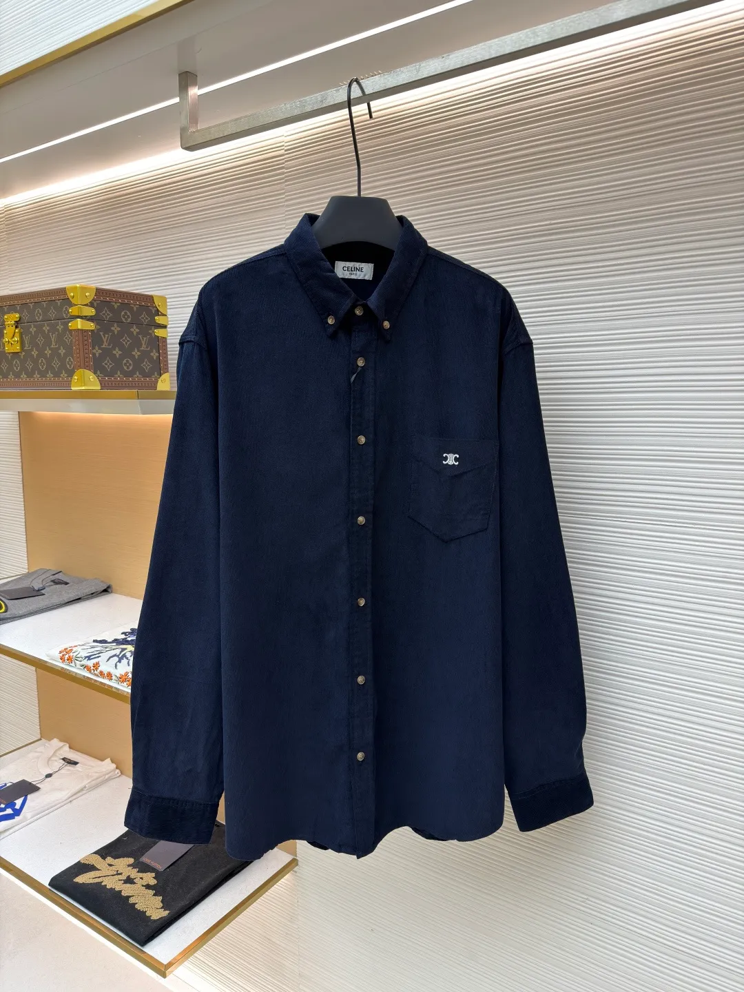 Celine logo embroidered shirt ●Original version: Purchased and developed for 9300 ●Item number: 1681802-A85 ●Fabric: Royal velvet satin cotton fabric ●Technology: Embroidery production ●Color: Navy blue ●Version: Fitted version ●Weight: about 335 grams ●Size: S-M-L-XL ●Description: Customized royal velvet satin cotton, natural luster, comfortable and skin-friendly, with deep and mysterious abyss blue as the background color Profundity and elegance go hand in hand. The iconic CELINE Arc de Triomphe embroidery is embellished on the chest. It is simple and powerful. It is highly recognizable. The arc hem meets the natural soft curve, giving each turn a visual balance of rigidity and softness. The flowing rhythm is outlined in the abyss of blue velvet. Minimalism and luxury coexist. Interpretation of high-end fashion style, using imported machine embroidery technology. Use advanced computer control system and precision mechanical components for Celine Arc de Triomphe embroidery operation. High precision, smooth and delicate lines, the fabrics have been fermented and washed, giving a better hand feel, not easy to deform, not easy to shrink, not easy to fade, and maintain long-term beauty. The overall wiring is straight and delicate, the fabric is comfortable and soft, and the color is consistent without color difference. It can be matched with the same style to create a fashionable look and control various occasions. Customized accessories, complete with three standards, same style for men and women!