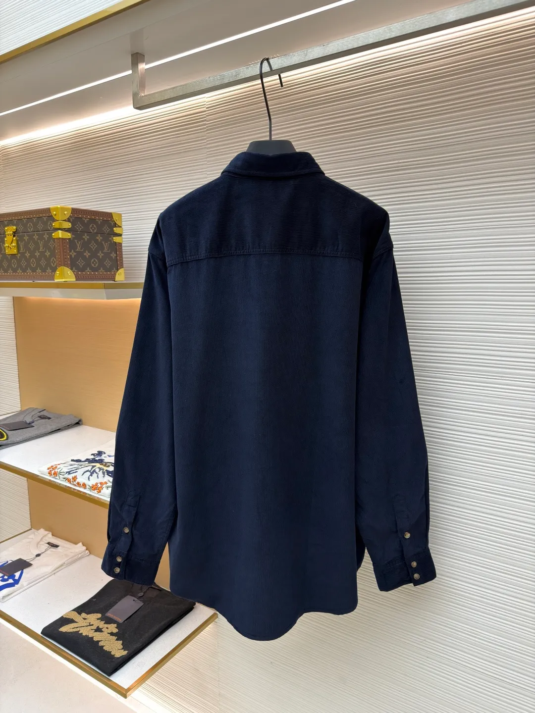 Celine logo embroidered shirt ●Original version: Purchased and developed for 9300 ●Item number: 1681802-A85 ●Fabric: Royal velvet satin cotton fabric ●Technology: Embroidery production ●Color: Navy blue ●Version: Fitted version ●Weight: about 335 grams ●Size: S-M-L-XL ●Description: Customized royal velvet satin cotton, natural luster, comfortable and skin-friendly, with deep and mysterious abyss blue as the background color Profundity and elegance go hand in hand. The iconic CELINE Arc de Triomphe embroidery is embellished on the chest. It is simple and powerful. It is highly recognizable. The arc hem meets the natural soft curve, giving each turn a visual balance of rigidity and softness. The flowing rhythm is outlined in the abyss of blue velvet. Minimalism and luxury coexist. Interpretation of high-end fashion style, using imported machine embroidery technology. Use advanced computer control system and precision mechanical components for Celine Arc de Triomphe embroidery operation. High precision, smooth and delicate lines, the fabrics have been fermented and washed, giving a better hand feel, not easy to deform, not easy to shrink, not easy to fade, and maintain long-term beauty. The overall wiring is straight and delicate, the fabric is comfortable and soft, and the color is consistent without color difference. It can be matched with the same style to create a fashionable look and control various occasions. Customized accessories, complete with three standards, same style for men and women!