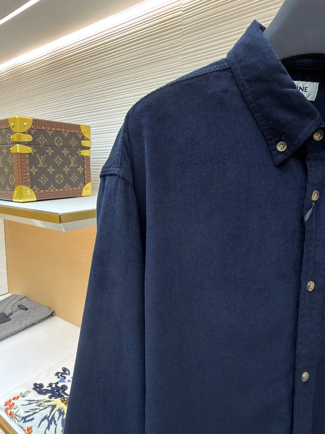 Celine logo embroidered shirt ●Original version: Purchased and developed for 9300 ●Item number: 1681802-A85 ●Fabric: Royal velvet satin cotton fabric ●Technology: Embroidery production ●Color: Navy blue ●Version: Fitted version ●Weight: about 335 grams ●Size: S-M-L-XL ●Description: Customized royal velvet satin cotton, natural luster, comfortable and skin-friendly, with deep and mysterious abyss blue as the background color Profundity and elegance go hand in hand. The iconic CELINE Arc de Triomphe embroidery is embellished on the chest. It is simple and powerful. It is highly recognizable. The arc hem meets the natural soft curve, giving each turn a visual balance of rigidity and softness. The flowing rhythm is outlined in the abyss of blue velvet. Minimalism and luxury coexist. Interpretation of high-end fashion style, using imported machine embroidery technology. Use advanced computer control system and precision mechanical components for Celine Arc de Triomphe embroidery operation. High precision, smooth and delicate lines, the fabrics have been fermented and washed, giving a better hand feel, not easy to deform, not easy to shrink, not easy to fade, and maintain long-term beauty. The overall wiring is straight and delicate, the fabric is comfortable and soft, and the color is consistent without color difference. It can be matched with the same style to create a fashionable look and control various occasions. Customized accessories, complete with three standards, same style for men and women!