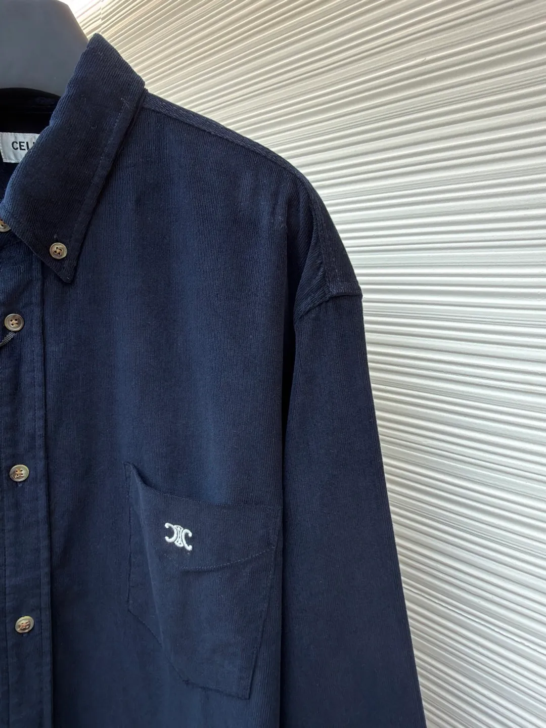 Celine logo embroidered shirt ●Original version: Purchased and developed for 9300 ●Item number: 1681802-A85 ●Fabric: Royal velvet satin cotton fabric ●Technology: Embroidery production ●Color: Navy blue ●Version: Fitted version ●Weight: about 335 grams ●Size: S-M-L-XL ●Description: Customized royal velvet satin cotton, natural luster, comfortable and skin-friendly, with deep and mysterious abyss blue as the background color Profundity and elegance go hand in hand. The iconic CELINE Arc de Triomphe embroidery is embellished on the chest. It is simple and powerful. It is highly recognizable. The arc hem meets the natural soft curve, giving each turn a visual balance of rigidity and softness. The flowing rhythm is outlined in the abyss of blue velvet. Minimalism and luxury coexist. Interpretation of high-end fashion style, using imported machine embroidery technology. Use advanced computer control system and precision mechanical components for Celine Arc de Triomphe embroidery operation. High precision, smooth and delicate lines, the fabrics have been fermented and washed, giving a better hand feel, not easy to deform, not easy to shrink, not easy to fade, and maintain long-term beauty. The overall wiring is straight and delicate, the fabric is comfortable and soft, and the color is consistent without color difference. It can be matched with the same style to create a fashionable look and control various occasions. Customized accessories, complete with three standards, same style for men and women!