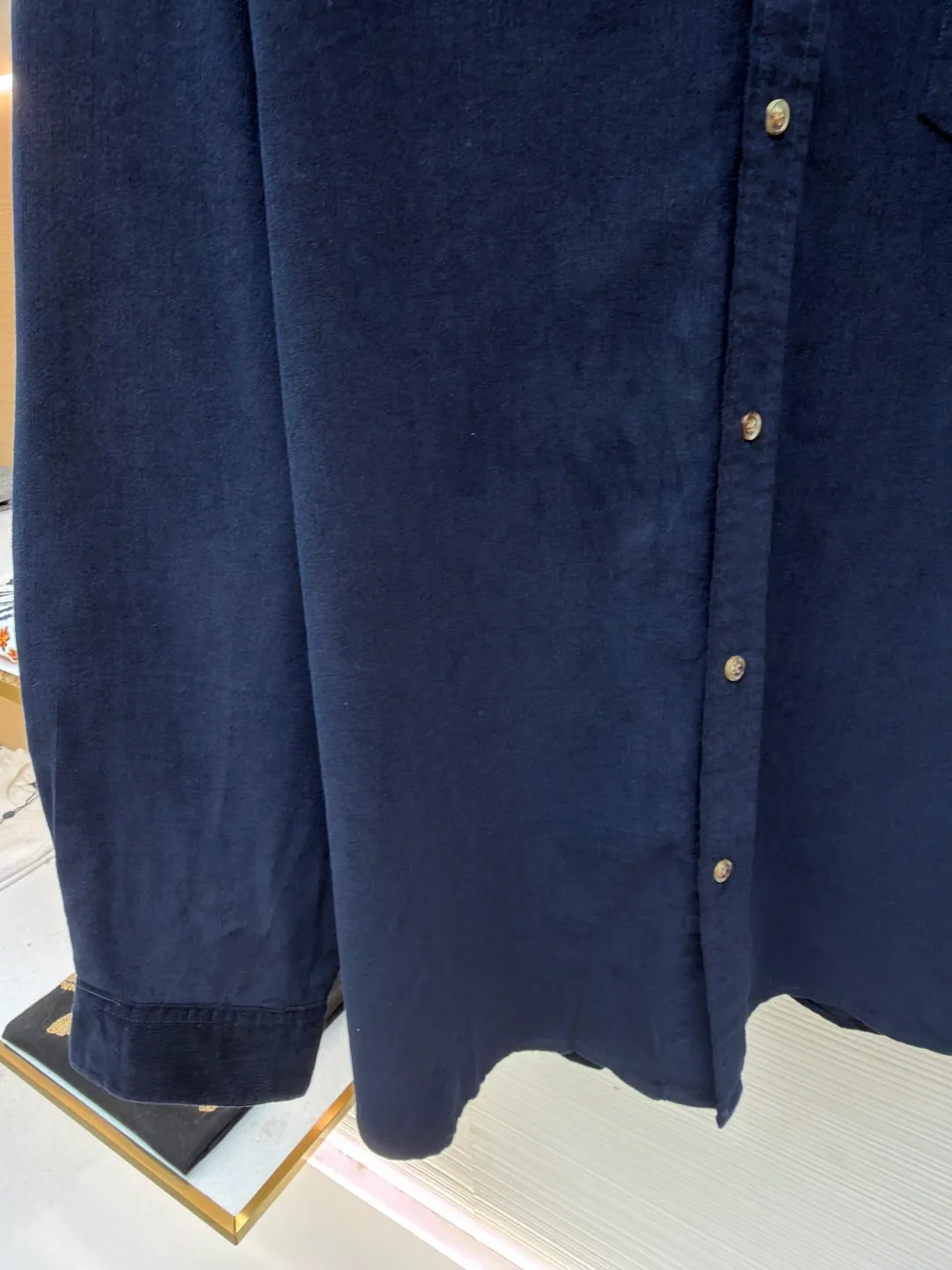 Celine logo embroidered shirt ●Original version: Purchased and developed for 9300 ●Item number: 1681802-A85 ●Fabric: Royal velvet satin cotton fabric ●Technology: Embroidery production ●Color: Navy blue ●Version: Fitted version ●Weight: about 335 grams ●Size: S-M-L-XL ●Description: Customized royal velvet satin cotton, natural luster, comfortable and skin-friendly, with deep and mysterious abyss blue as the background color Profundity and elegance go hand in hand. The iconic CELINE Arc de Triomphe embroidery is embellished on the chest. It is simple and powerful. It is highly recognizable. The arc hem meets the natural soft curve, giving each turn a visual balance of rigidity and softness. The flowing rhythm is outlined in the abyss of blue velvet. Minimalism and luxury coexist. Interpretation of high-end fashion style, using imported machine embroidery technology. Use advanced computer control system and precision mechanical components for Celine Arc de Triomphe embroidery operation. High precision, smooth and delicate lines, the fabrics have been fermented and washed, giving a better hand feel, not easy to deform, not easy to shrink, not easy to fade, and maintain long-term beauty. The overall wiring is straight and delicate, the fabric is comfortable and soft, and the color is consistent without color difference. It can be matched with the same style to create a fashionable look and control various occasions. Customized accessories, complete with three standards, same style for men and women!