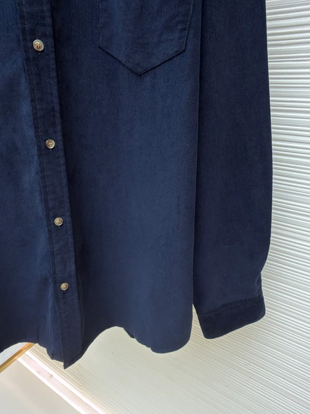 Celine logo embroidered shirt ●Original version: Purchased and developed for 9300 ●Item number: 1681802-A85 ●Fabric: Royal velvet satin cotton fabric ●Technology: Embroidery production ●Color: Navy blue ●Version: Fitted version ●Weight: about 335 grams ●Size: S-M-L-XL ●Description: Customized royal velvet satin cotton, natural luster, comfortable and skin-friendly, with deep and mysterious abyss blue as the background color Profundity and elegance go hand in hand. The iconic CELINE Arc de Triomphe embroidery is embellished on the chest. It is simple and powerful. It is highly recognizable. The arc hem meets the natural soft curve, giving each turn a visual balance of rigidity and softness. The flowing rhythm is outlined in the abyss of blue velvet. Minimalism and luxury coexist. Interpretation of high-end fashion style, using imported machine embroidery technology. Use advanced computer control system and precision mechanical components for Celine Arc de Triomphe embroidery operation. High precision, smooth and delicate lines, the fabrics have been fermented and washed, giving a better hand feel, not easy to deform, not easy to shrink, not easy to fade, and maintain long-term beauty. The overall wiring is straight and delicate, the fabric is comfortable and soft, and the color is consistent without color difference. It can be matched with the same style to create a fashionable look and control various occasions. Customized accessories, complete with three standards, same style for men and women!