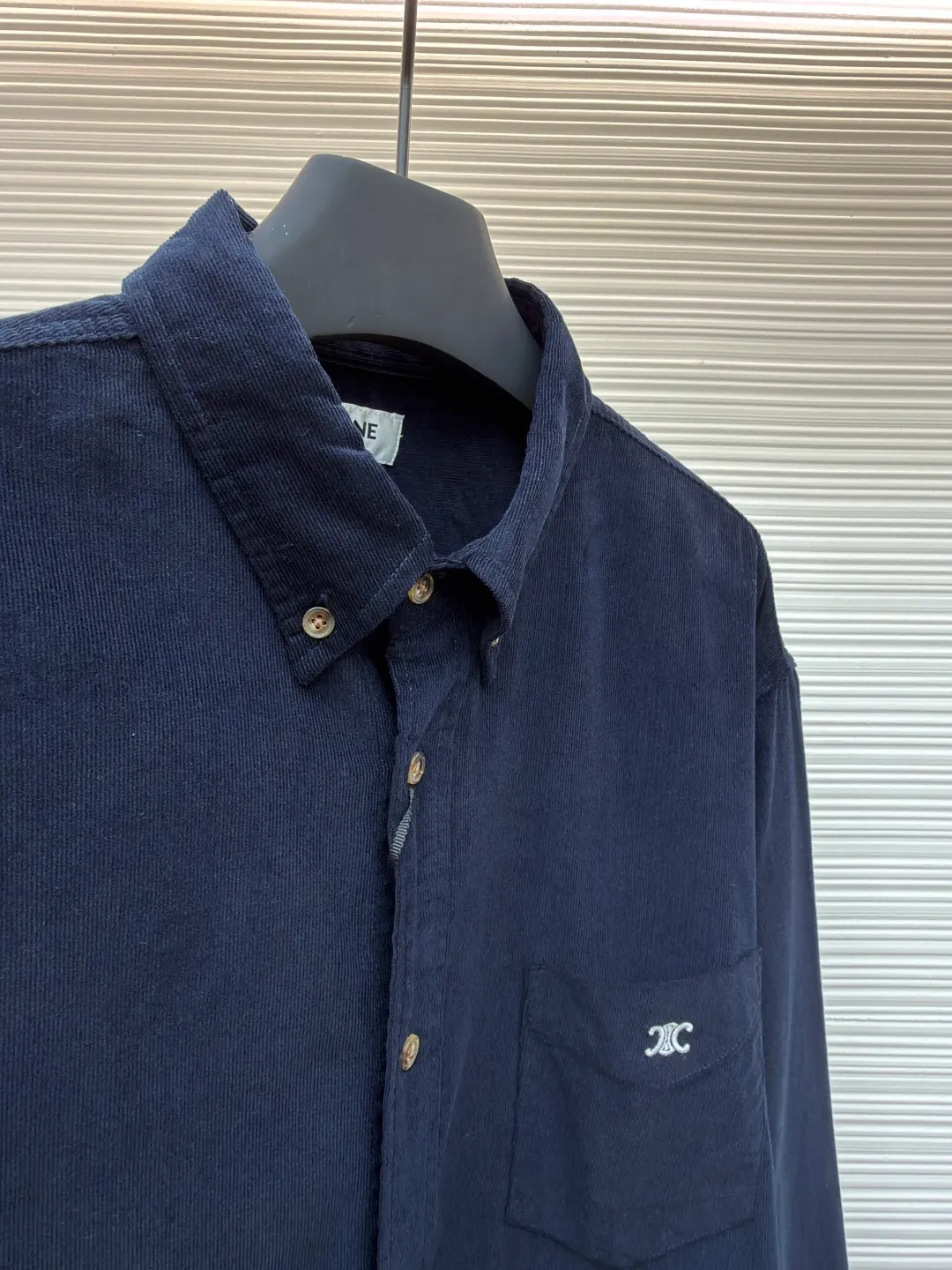 Celine logo embroidered shirt ●Original version: Purchased and developed for 9300 ●Item number: 1681802-A85 ●Fabric: Royal velvet satin cotton fabric ●Technology: Embroidery production ●Color: Navy blue ●Version: Fitted version ●Weight: about 335 grams ●Size: S-M-L-XL ●Description: Customized royal velvet satin cotton, natural luster, comfortable and skin-friendly, with deep and mysterious abyss blue as the background color Profundity and elegance go hand in hand. The iconic CELINE Arc de Triomphe embroidery is embellished on the chest. It is simple and powerful. It is highly recognizable. The arc hem meets the natural soft curve, giving each turn a visual balance of rigidity and softness. The flowing rhythm is outlined in the abyss of blue velvet. Minimalism and luxury coexist. Interpretation of high-end fashion style, using imported machine embroidery technology. Use advanced computer control system and precision mechanical components for Celine Arc de Triomphe embroidery operation. High precision, smooth and delicate lines, the fabrics have been fermented and washed, giving a better hand feel, not easy to deform, not easy to shrink, not easy to fade, and maintain long-term beauty. The overall wiring is straight and delicate, the fabric is comfortable and soft, and the color is consistent without color difference. It can be matched with the same style to create a fashionable look and control various occasions. Customized accessories, complete with three standards, same style for men and women!