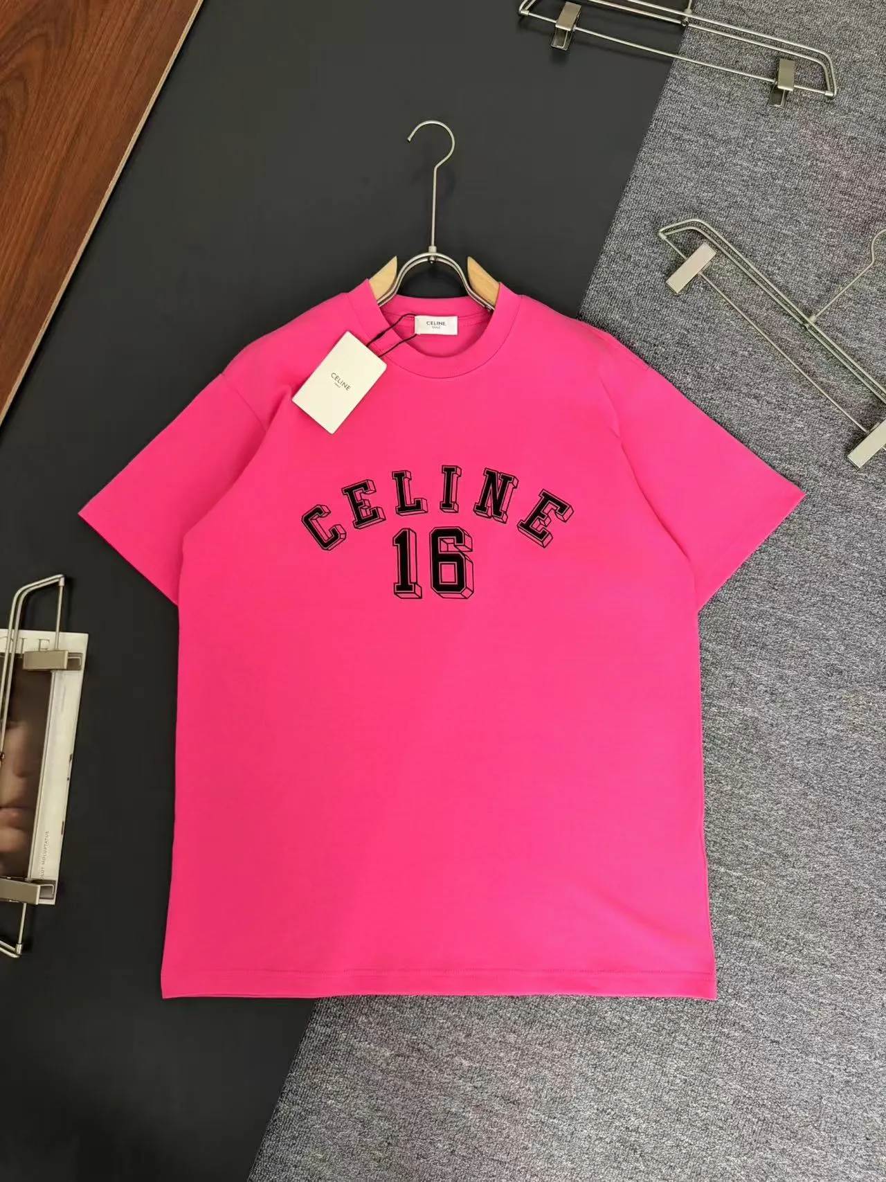 🅿️200 CELINE* Celine* 320g heavyweight pure cotton T-shirt with loose fit and three-dimensional printed logo design. Spring and summer new round neck fashionable short-sleeved T-shirt. Comfortable against the skin, durable and easy to wear. Meticulous original craftsmanship, a must-have for casual and versatile colors. Color: white, black, rose. Size: S M L XL XXL