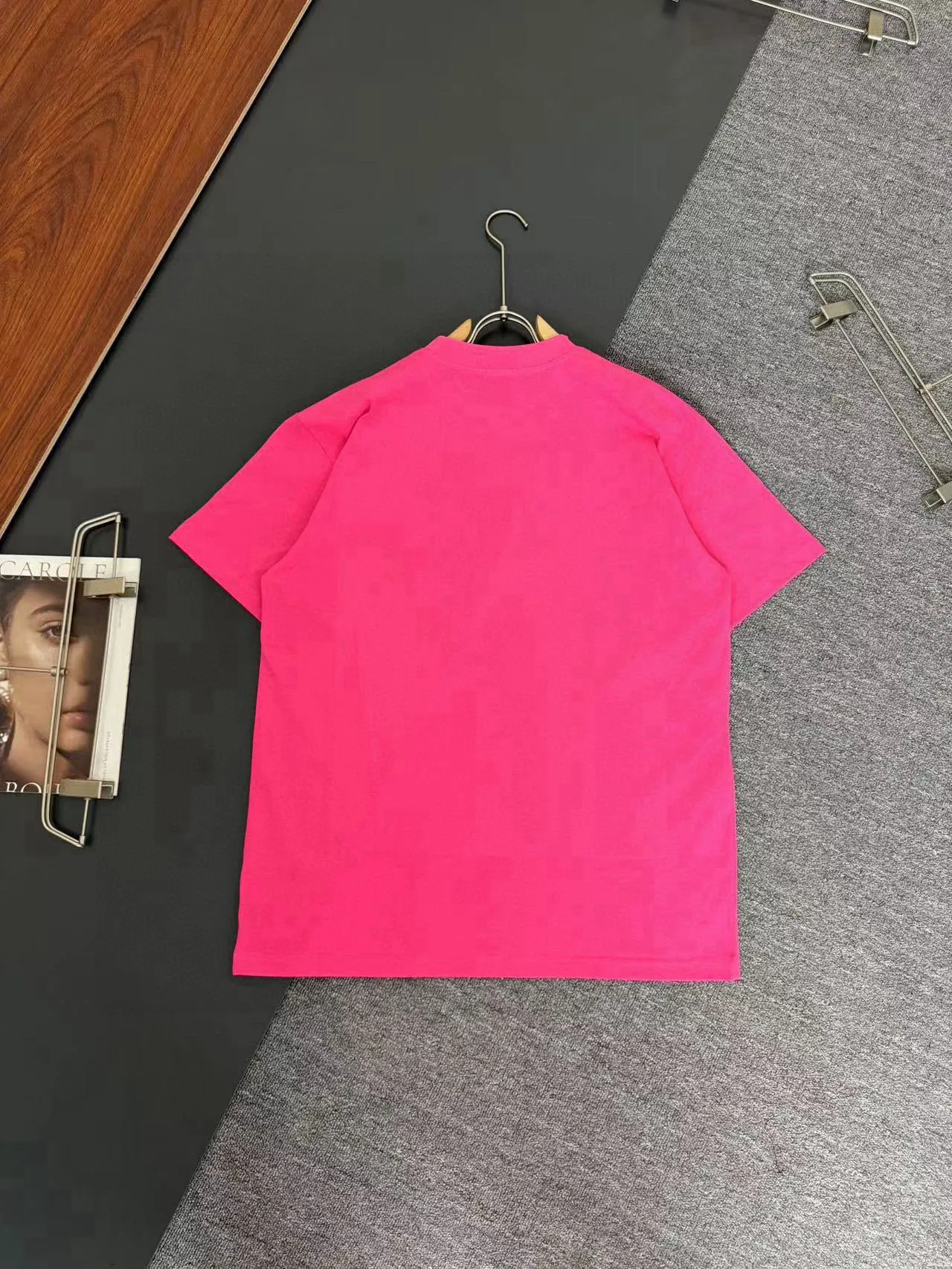 🅿️200 CELINE* Celine* 320g heavyweight pure cotton T-shirt with loose fit and three-dimensional printed logo design. Spring and summer new round neck fashionable short-sleeved T-shirt. Comfortable against the skin, durable and easy to wear. Meticulous original craftsmanship, a must-have for casual and versatile colors. Color: white, black, rose. Size: S M L XL XXL