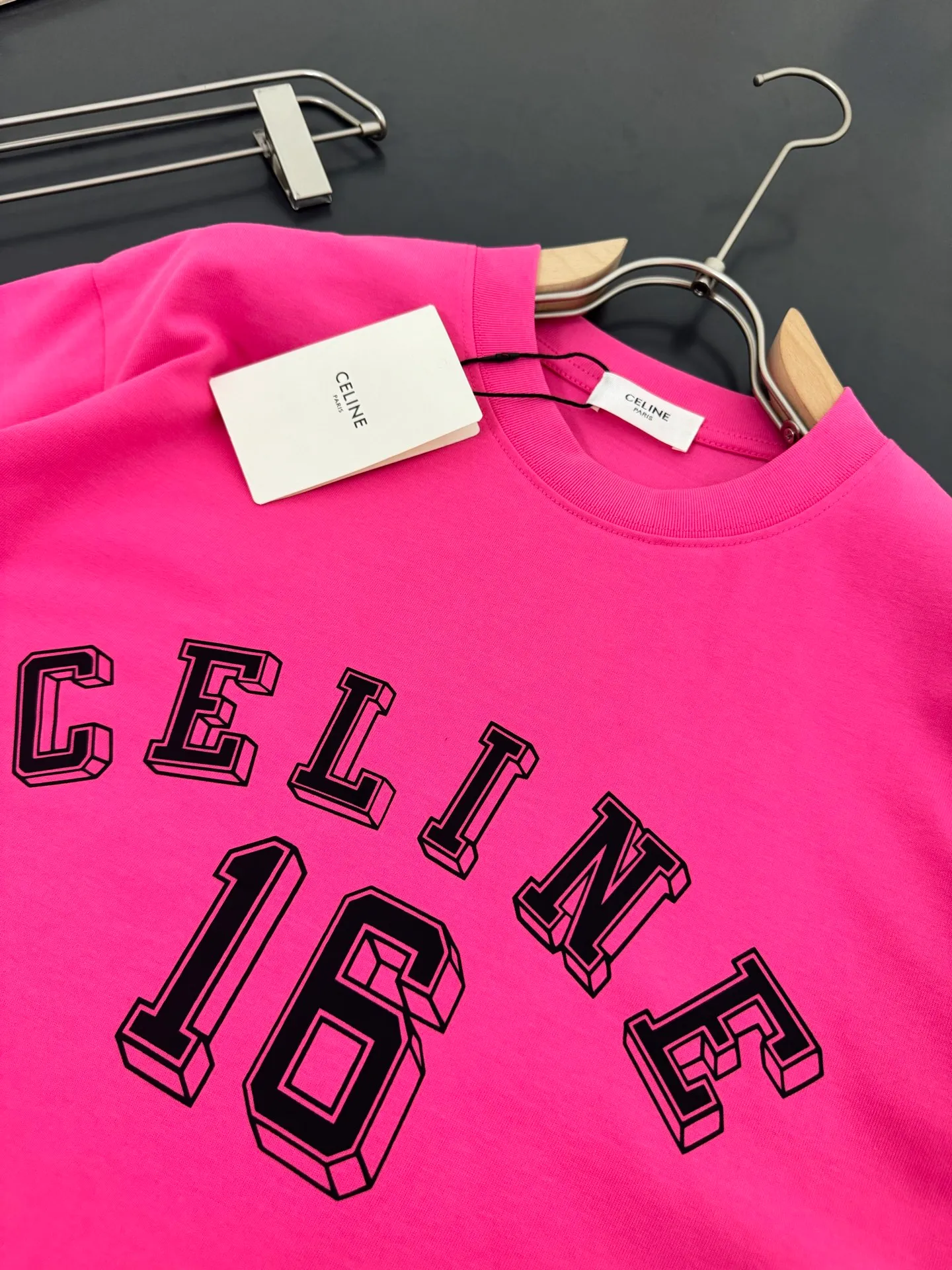 🅿️200 CELINE* Celine* 320g heavyweight pure cotton T-shirt with loose fit and three-dimensional printed logo design. Spring and summer new round neck fashionable short-sleeved T-shirt. Comfortable against the skin, durable and easy to wear. Meticulous original craftsmanship, a must-have for casual and versatile colors. Color: white, black, rose. Size: S M L XL XXL
