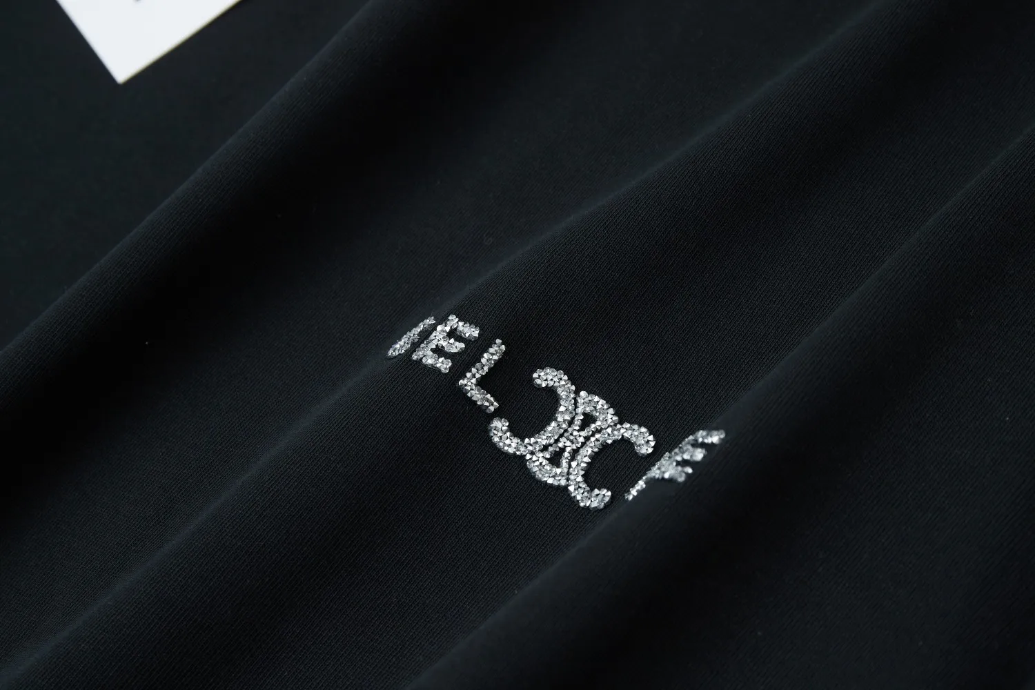🅿️200 ✨CEL✨🆕25SS spring and summer new short-sleeved style, light luxury, a must-have item for daily commuting for men and women, correct version, welcome to compare, detailed features · 260g 100% pure cotton double yarn jersey fabric · Custom dyed in the same cylinder, special thickened 32 double-ply 1X1 threads · Double-needle stitching and cross-stitch technology · Original main mark, washed tag, brand moisture-proof paper packaging Color: black/white Size: S/M/L/XL