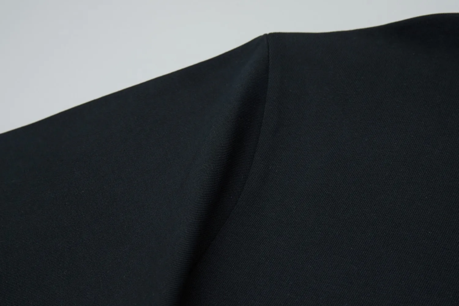 🅿️200 ✨CEL✨🆕25SS spring and summer new short-sleeved style, light luxury, a must-have item for daily commuting for men and women, correct version, welcome to compare, detailed features · 260g 100% pure cotton double yarn jersey fabric · Custom dyed in the same cylinder, special thickened 32 double-ply 1X1 threads · Double-needle stitching and cross-stitch technology · Original main mark, washed tag, brand moisture-proof paper packaging Color: black/white Size: S/M/L/XL