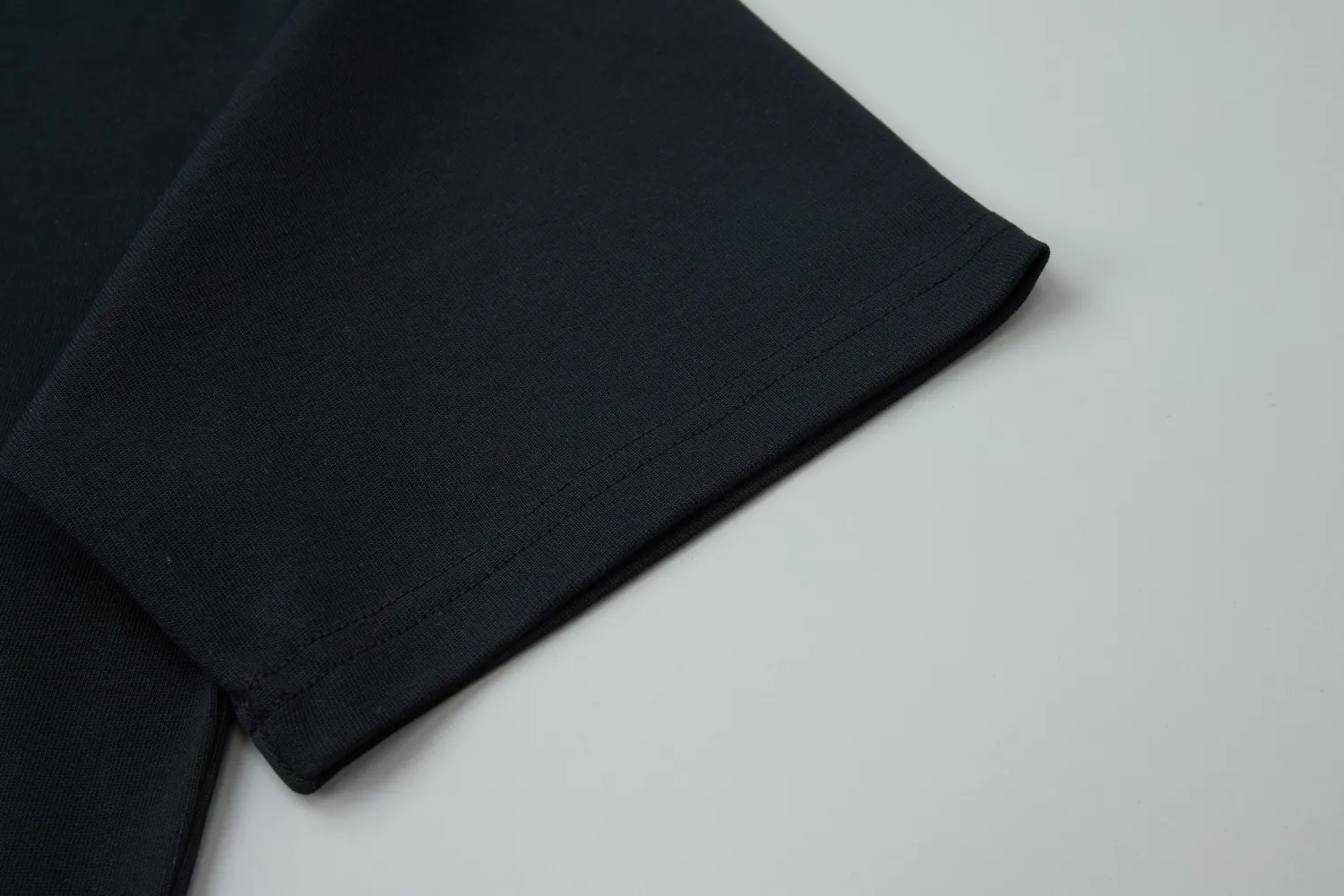 🅿️200 ✨CEL✨🆕25SS spring and summer new short-sleeved style, light luxury, a must-have item for daily commuting for men and women, correct version, welcome to compare, detailed features · 260g 100% pure cotton double yarn jersey fabric · Custom dyed in the same cylinder, special thickened 32 double-ply 1X1 threads · Double-needle stitching and cross-stitch technology · Original main mark, washed tag, brand moisture-proof paper packaging Color: black/white Size: S/M/L/XL