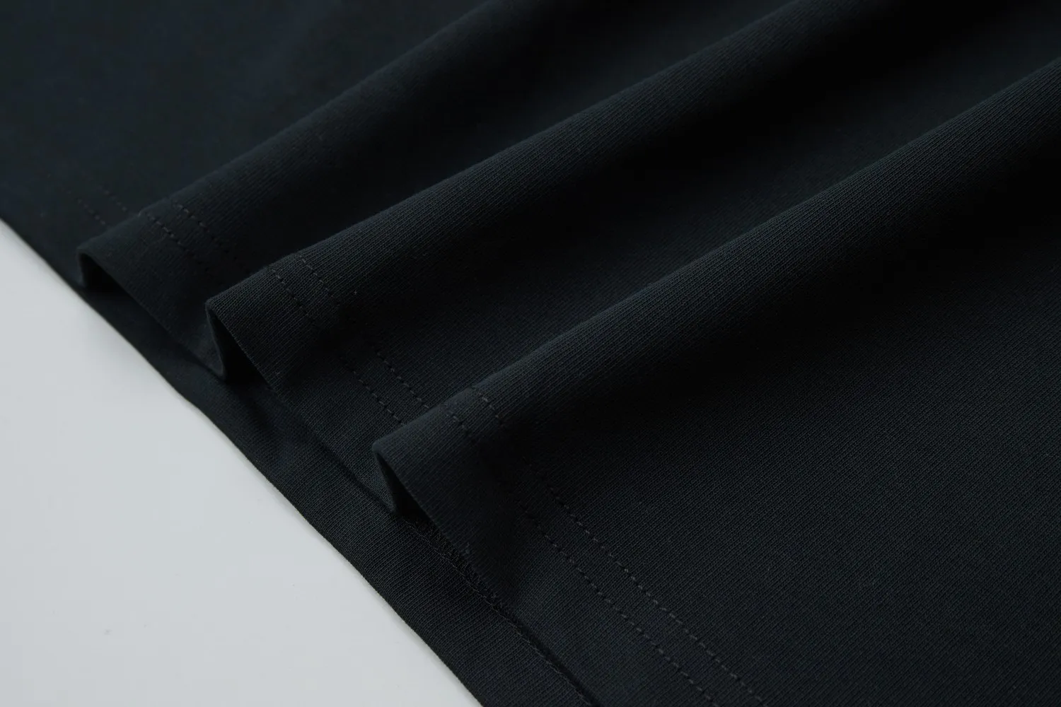 🅿️200 ✨CEL✨🆕25SS spring and summer new short-sleeved style, light luxury, a must-have item for daily commuting for men and women, correct version, welcome to compare, detailed features · 260g 100% pure cotton double yarn jersey fabric · Custom dyed in the same cylinder, special thickened 32 double-ply 1X1 threads · Double-needle stitching and cross-stitch technology · Original main mark, washed tag, brand moisture-proof paper packaging Color: black/white Size: S/M/L/XL