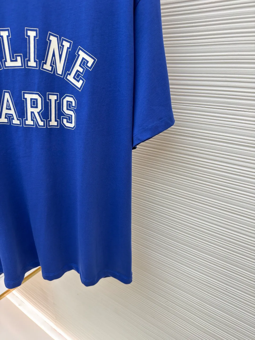 Celine Paris printed short sleeves ●Original version: Purchased and developed for 5100 ●Item No.: 1682349-X90 ●Fabric: Liquid Nitrogen Yayun plain weave fabric ●Technology: Glue printing production ●Color: Blue ●Version: Fitted version ●Weight: about 285 grams ●Size: S-M-L-XL ●Description: Customized Liquid Nitrogen Yayun plain weave fabric, soft to the touch, comfortable and skin-friendly, based on Klein blue, dynamic and energetic, fresh and elegant The iconic CELINE PARIS print is embellished on the chest, making it highly recognizable and showing a luxurious texture in a low-key manner. It uses minimalism to define timeless fashion. Glue printing is used. The chest printing is modified by the film screen three times. The glue liquid paint is used to print the pattern on the fabric. The fabric is baked to fix the printed pattern. The fabrics have been washed to give them a better feel and texture. They are not easy to deform, shrink or fade, and maintain their long-lasting beauty. The overall wiring is straight and delicate, the fabric is comfortable and soft, and the color is consistent without color difference. It can be matched with the same style to create a fashionable look and control various occasions. Customized accessories, complete with three standards, same style for men and women!