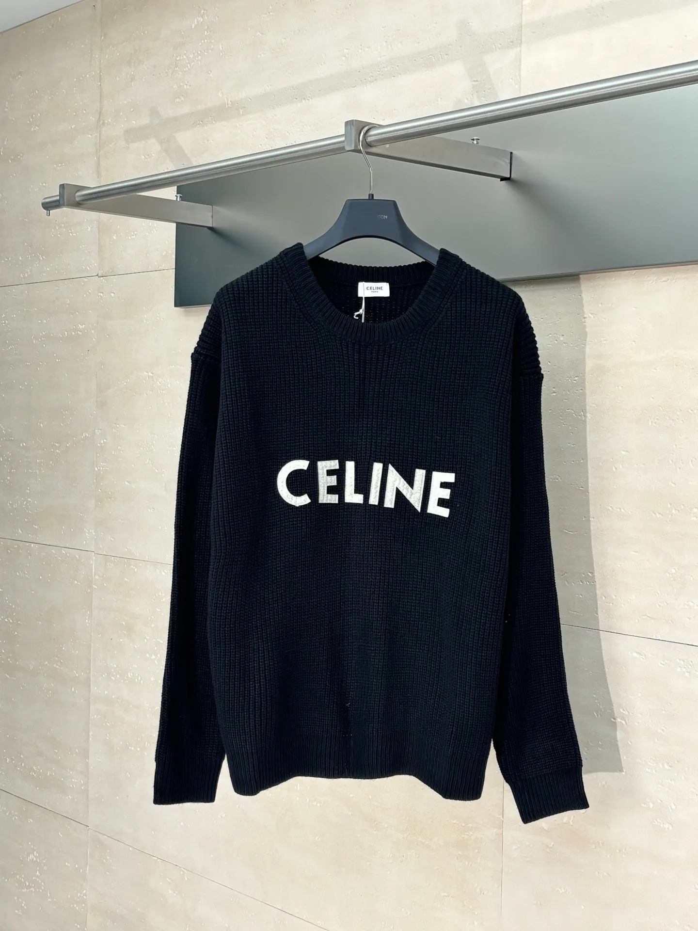 🅿️450 Celine*/Celine 25FW patchwork crew neck sweater. The original purchase is 10,500. The pattern is completely based on the original version on the market. Those with lengths over 73 are incorrect. The fabric is made of 75 wool and 25 angora rabbit hair, which is closest to the original, and the weight is 700 grams. After washing, it is fluffy and skin-friendly. It is made of imported Stoll weaving with clear texture. It is a 7-needle double ingot stitch. The imported thickened felt cloth on the front chest is laser cut and embroidered. The felt must be washed after embroidery so that the felt will fluff and match the clothes. Most embroidery on the market uses thin felt and cannot be washed.  Size：S/M/L