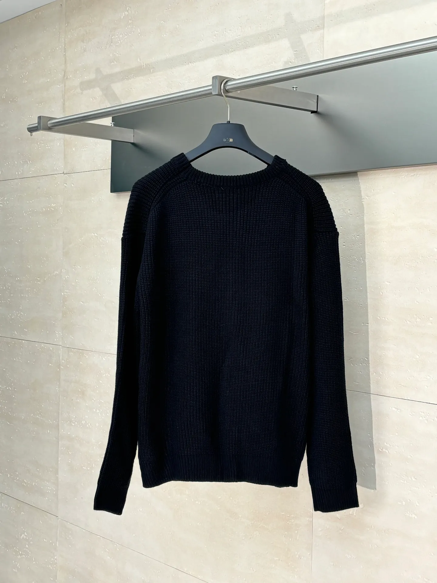 🅿️450 Celine*/Celine 25FW patchwork crew neck sweater. The original purchase is 10,500. The pattern is completely based on the original version on the market. Those with lengths over 73 are incorrect. The fabric is made of 75 wool and 25 angora rabbit hair, which is closest to the original, and the weight is 700 grams. After washing, it is fluffy and skin-friendly. It is made of imported Stoll weaving with clear texture. It is a 7-needle double ingot stitch. The imported thickened felt cloth on the front chest is laser cut and embroidered. The felt must be washed after embroidery so that the felt will fluff and match the clothes. Most embroidery on the market uses thin felt and cannot be washed.  Size：S/M/L